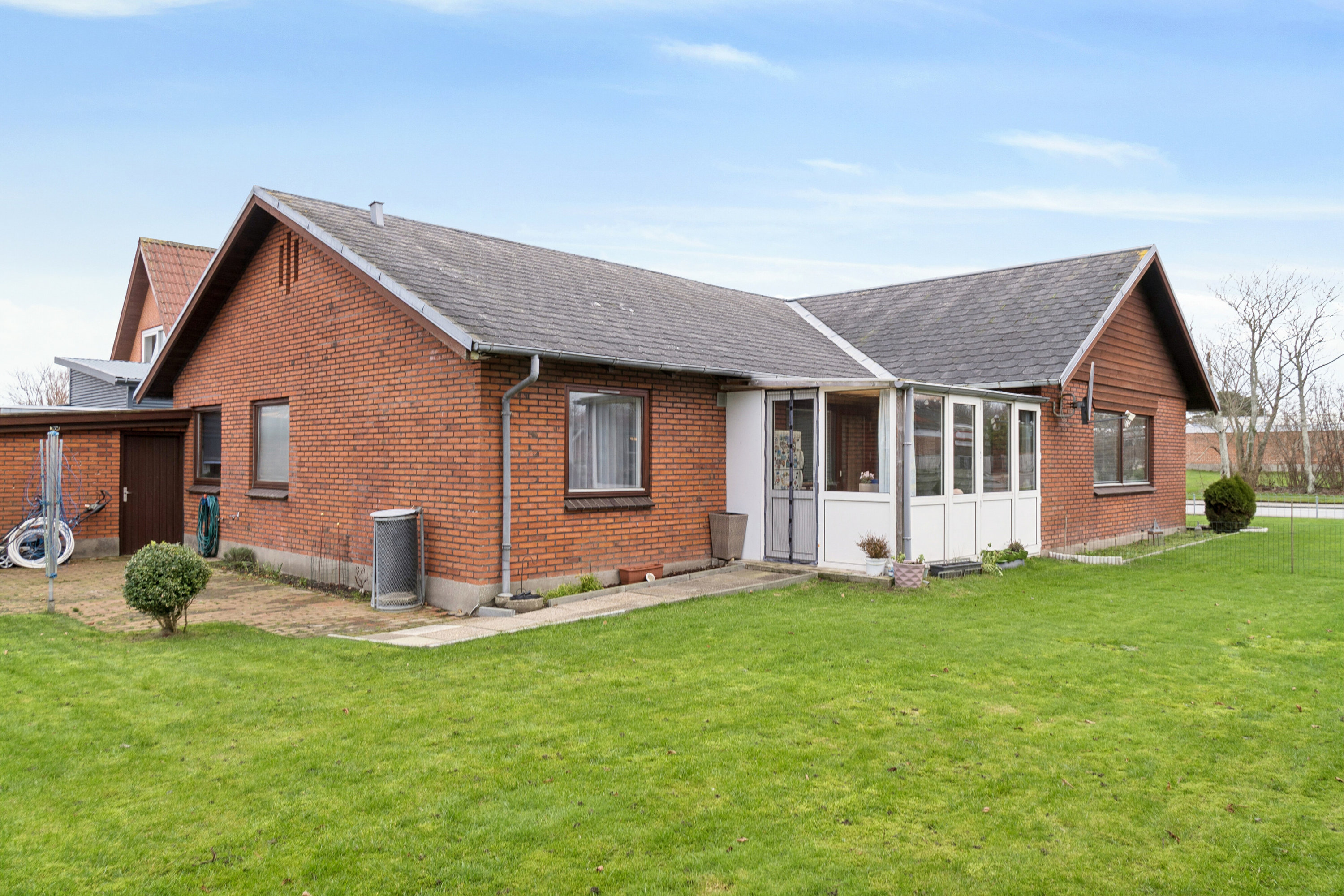 Fremhævet set fra haven billede i fuldskærmstilstand. Billede af Skolegade 5, Hvidbjerg, 7790 Thyholm