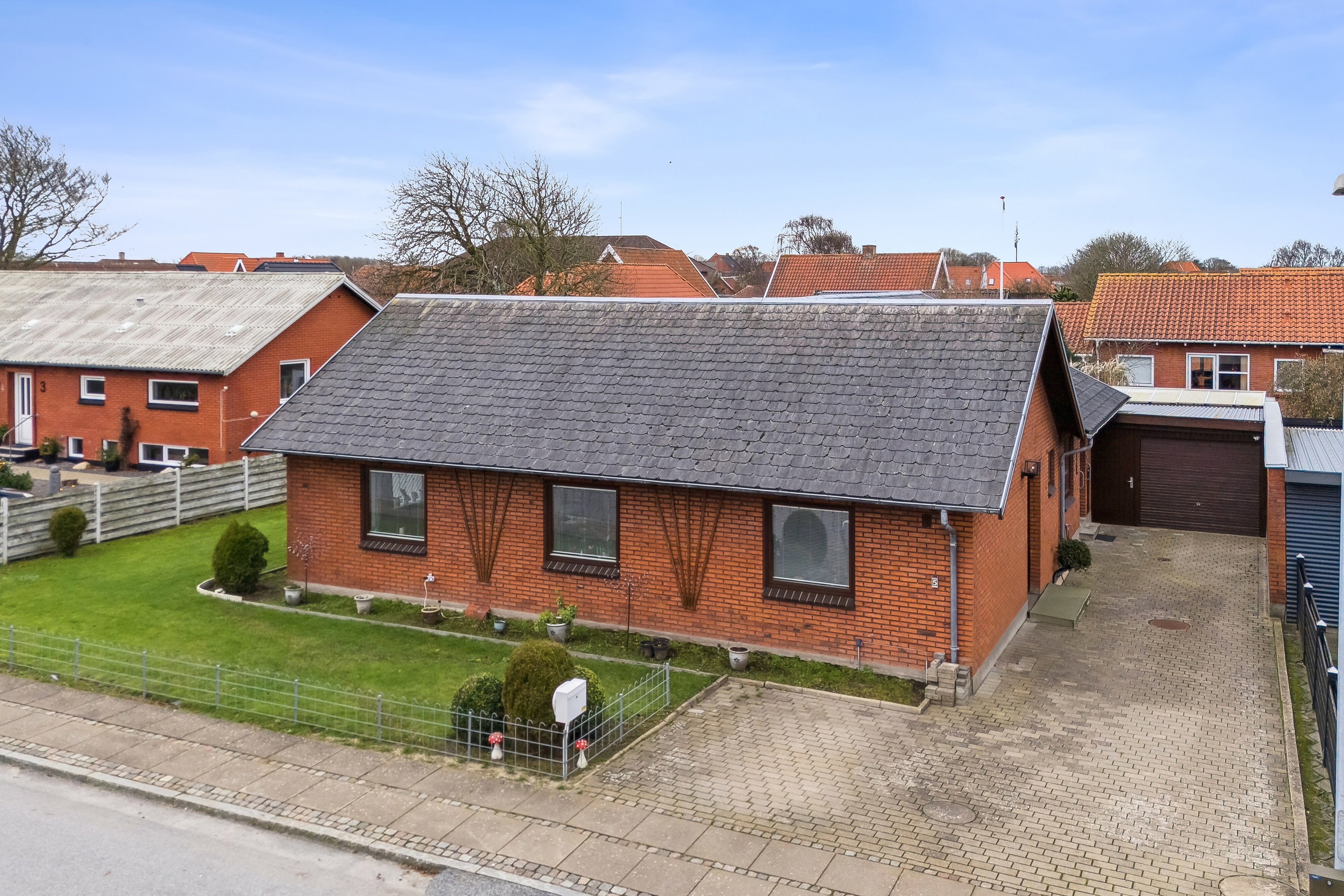 Villa: Set fra vejen på Skolegade 5, Hvidbjerg, 7790 Thyholm