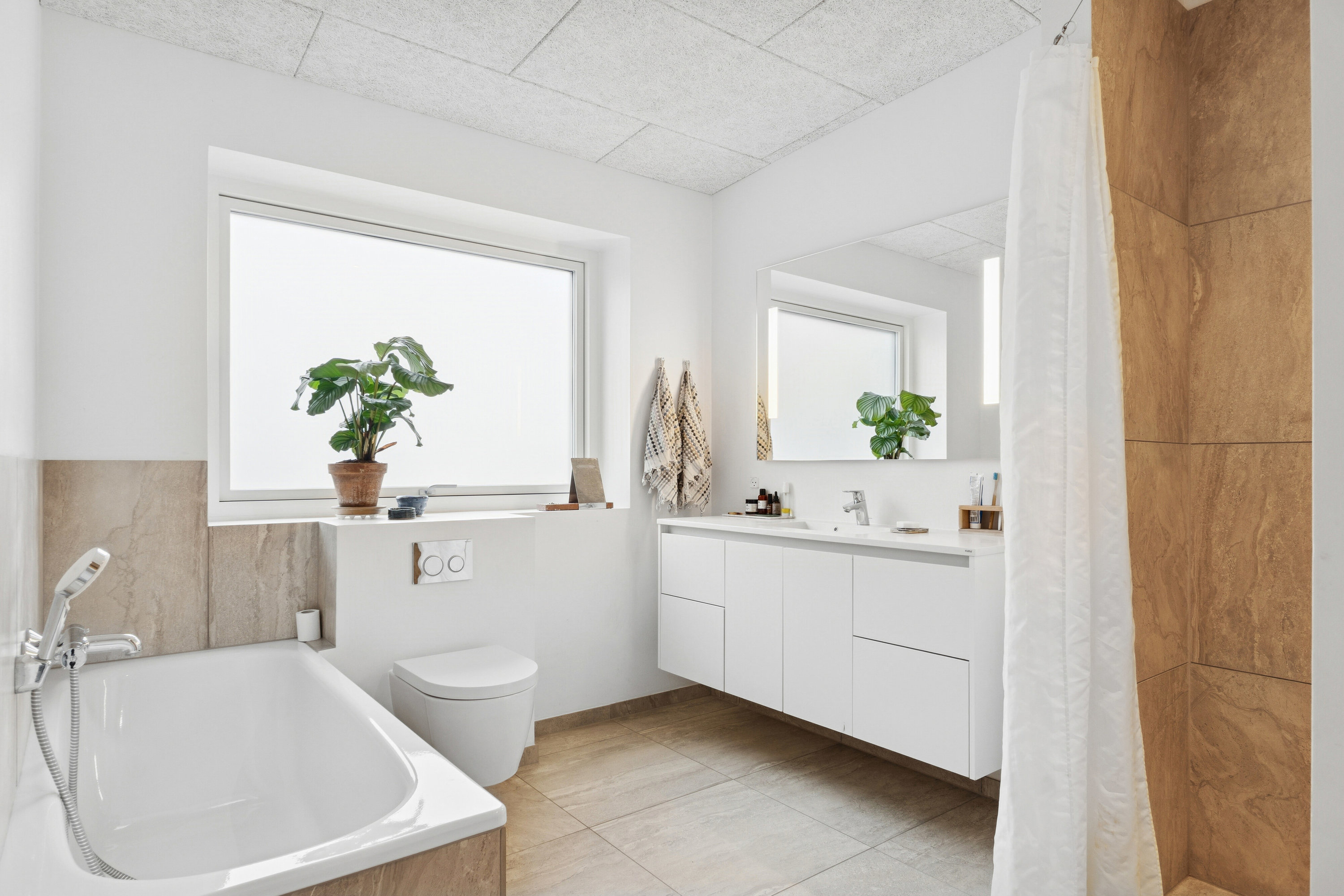 Fremhævet badeværelse billede i fuldskærmstilstand. Billede af Vestergårdsvangen 92, Stavtrup, 8260 Viby J