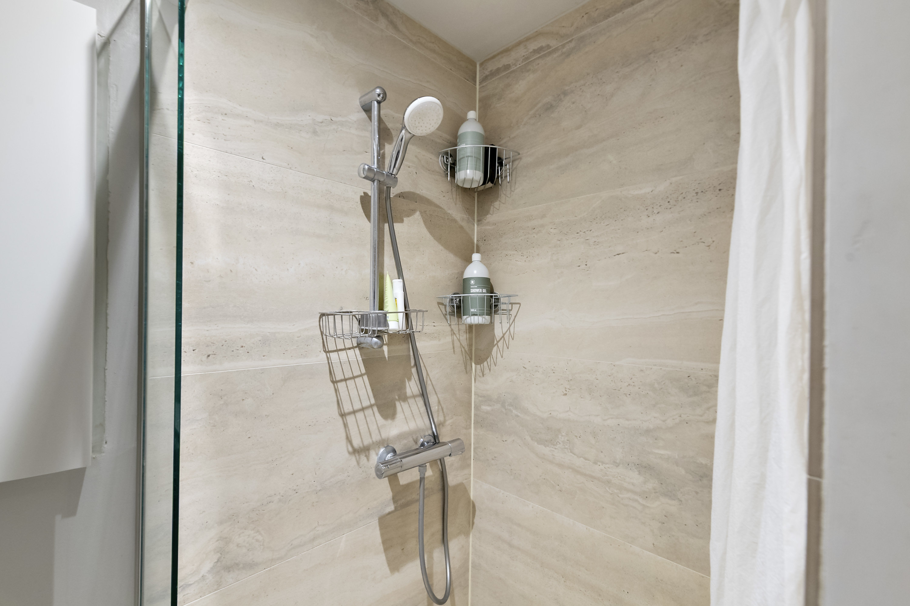 Fremhævet badeværelse billede i fuldskærmstilstand. Billede af Edouard Suensons Gade 10, 2. 1., Trøjborg, 8200 Aarhus N