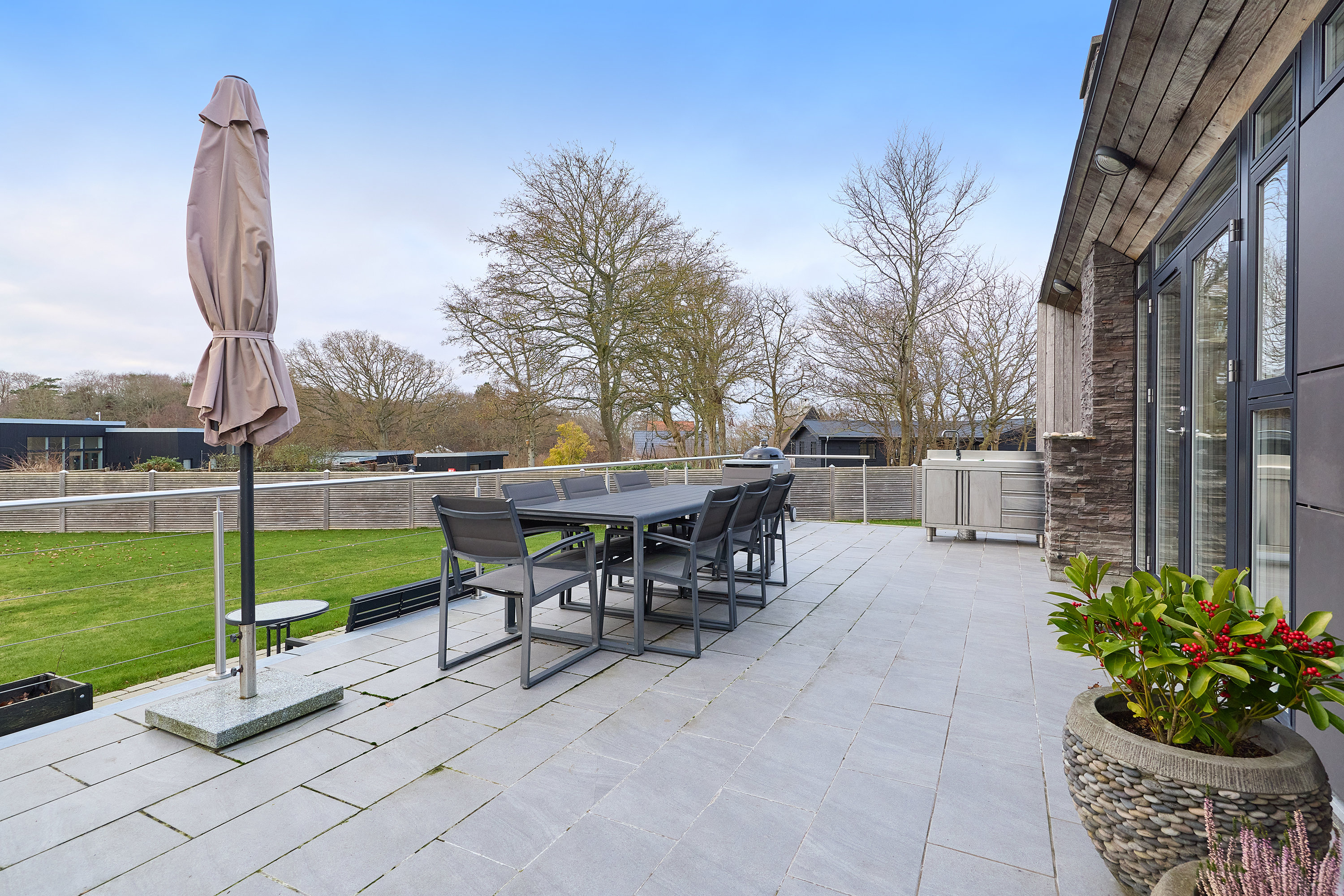 Fremhævet terrasse billede i fuldskærmstilstand. Billede af Nordhøjvej 37, 3250 Gilleleje