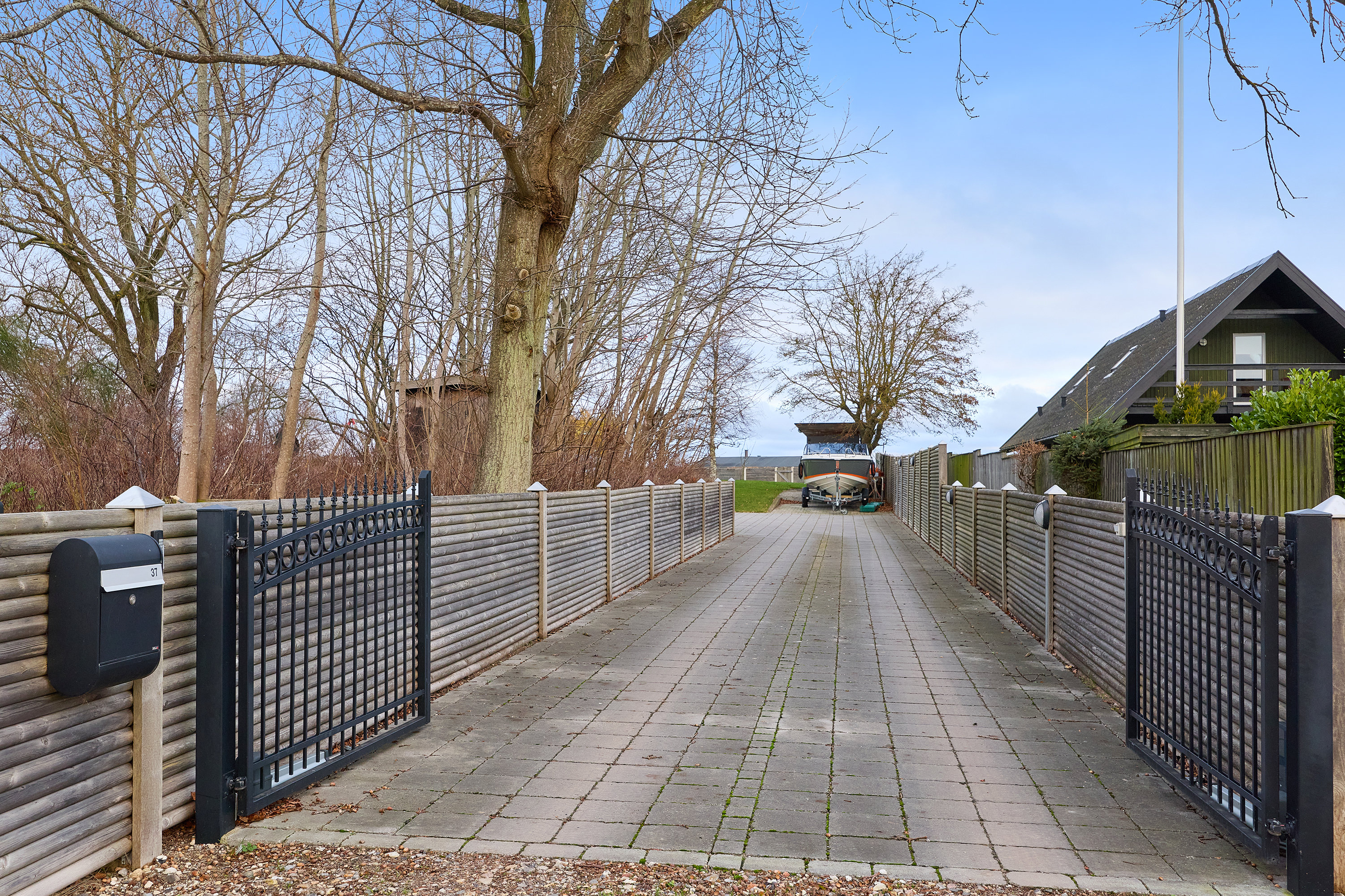 Fremhævet indkørsel billede i fuldskærmstilstand. Billede af Nordhøjvej 37, 3250 Gilleleje