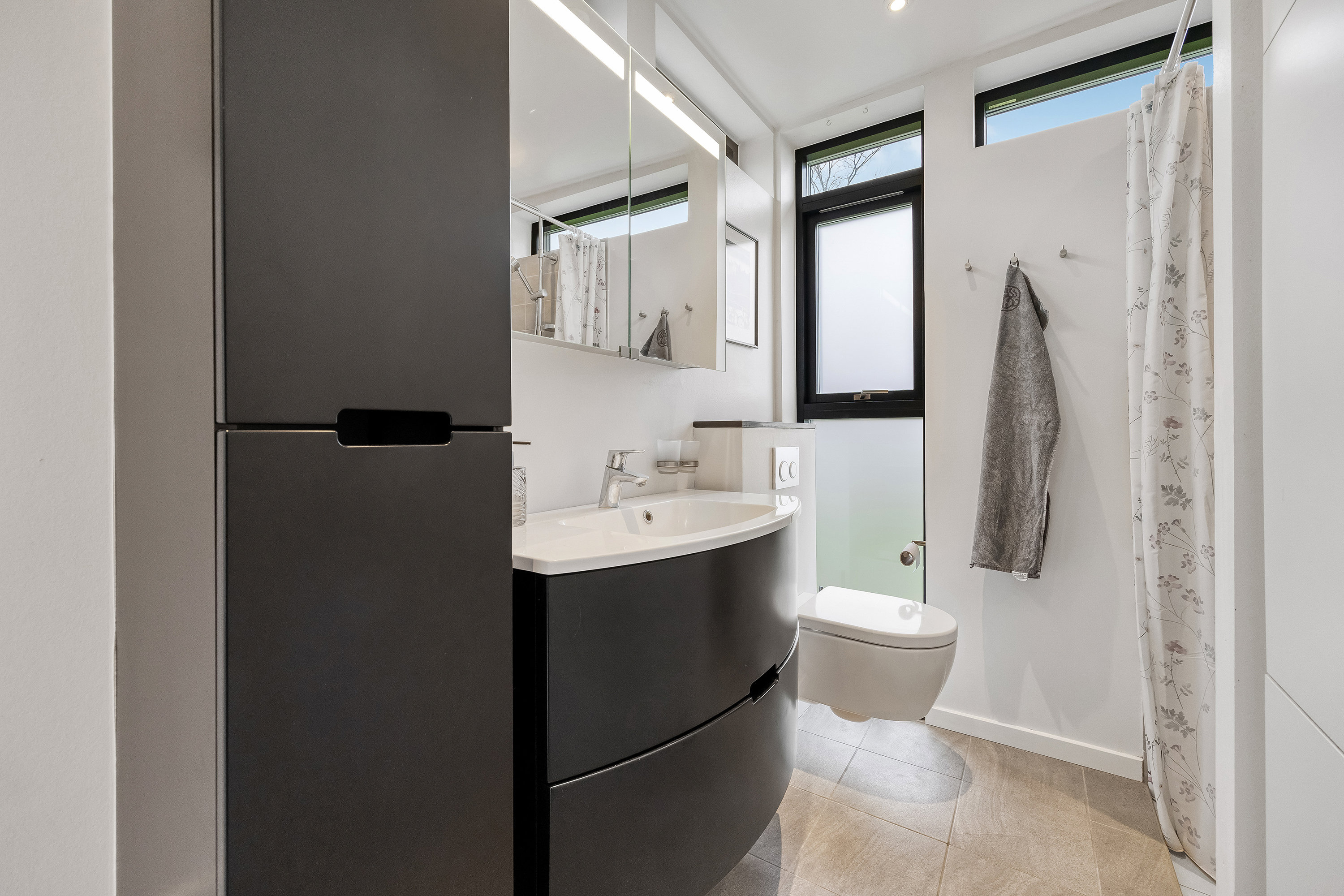 Fremhævet badeværelse billede i fuldskærmstilstand. Billede af Nordhøjvej 37, 3250 Gilleleje