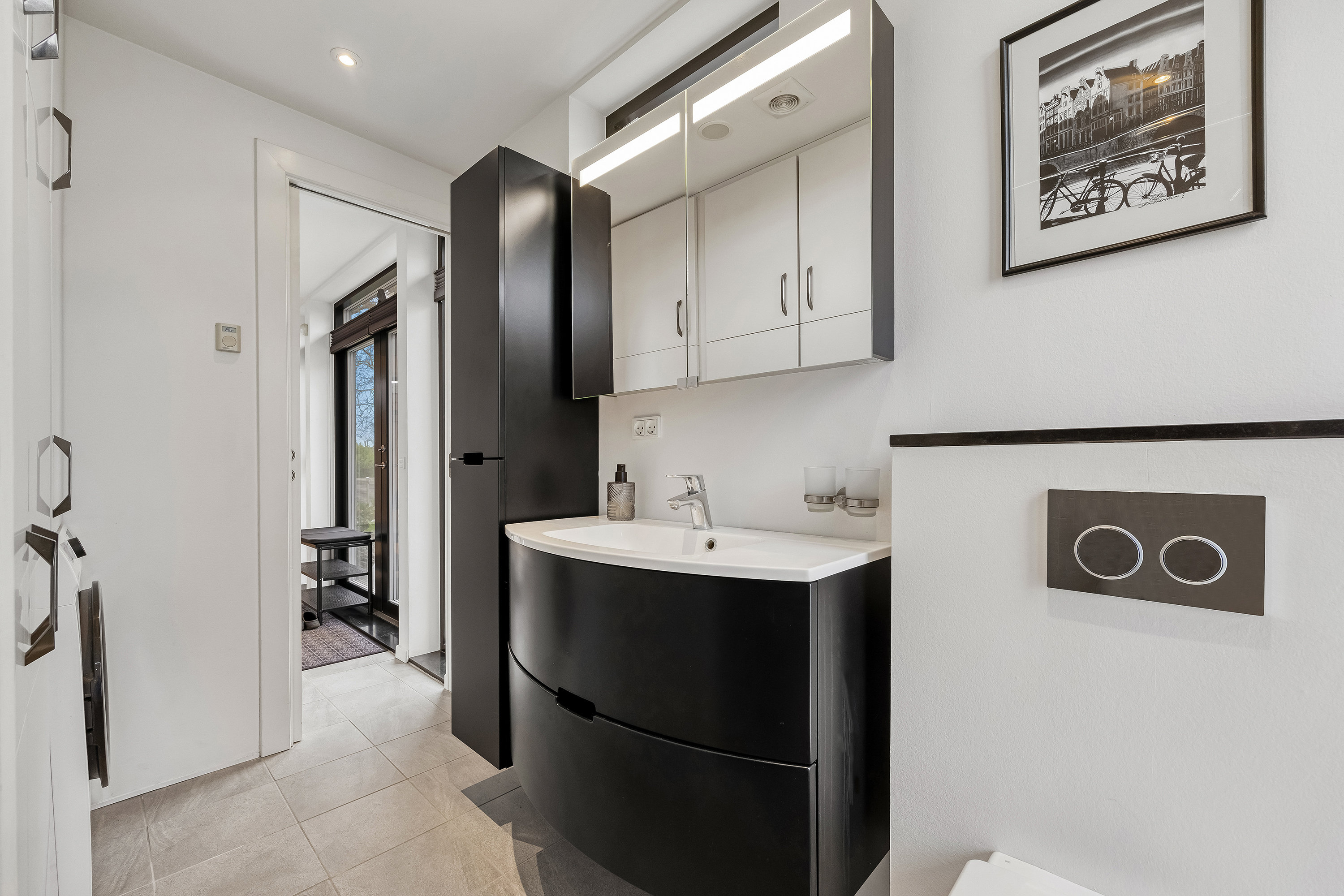 Fremhævet badeværelse billede i fuldskærmstilstand. Billede af Nordhøjvej 37, 3250 Gilleleje