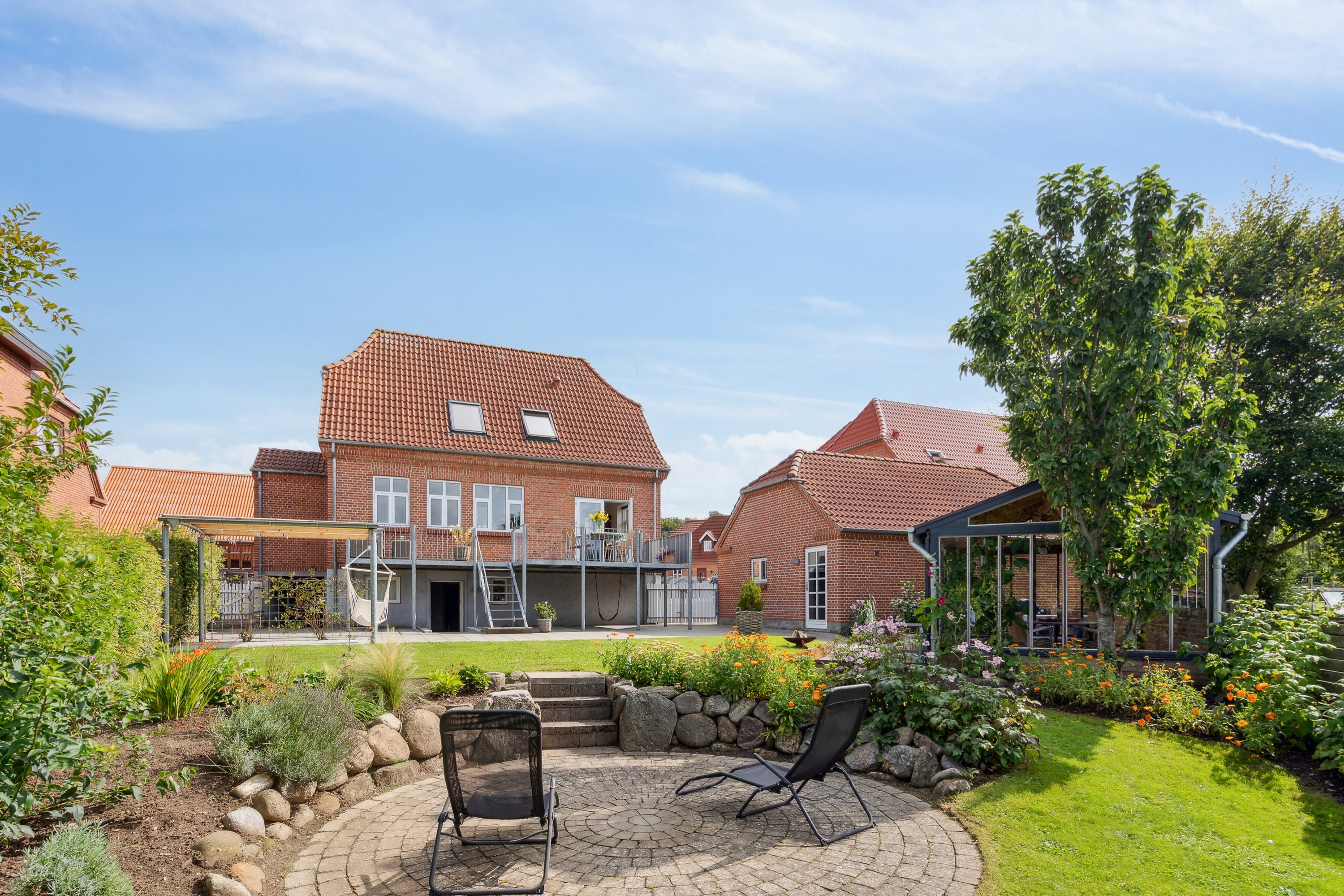 Fremhævet udendørs billede i fuldskærmstilstand. Billede af Hovedgaden 48, 8860 Ulstrup