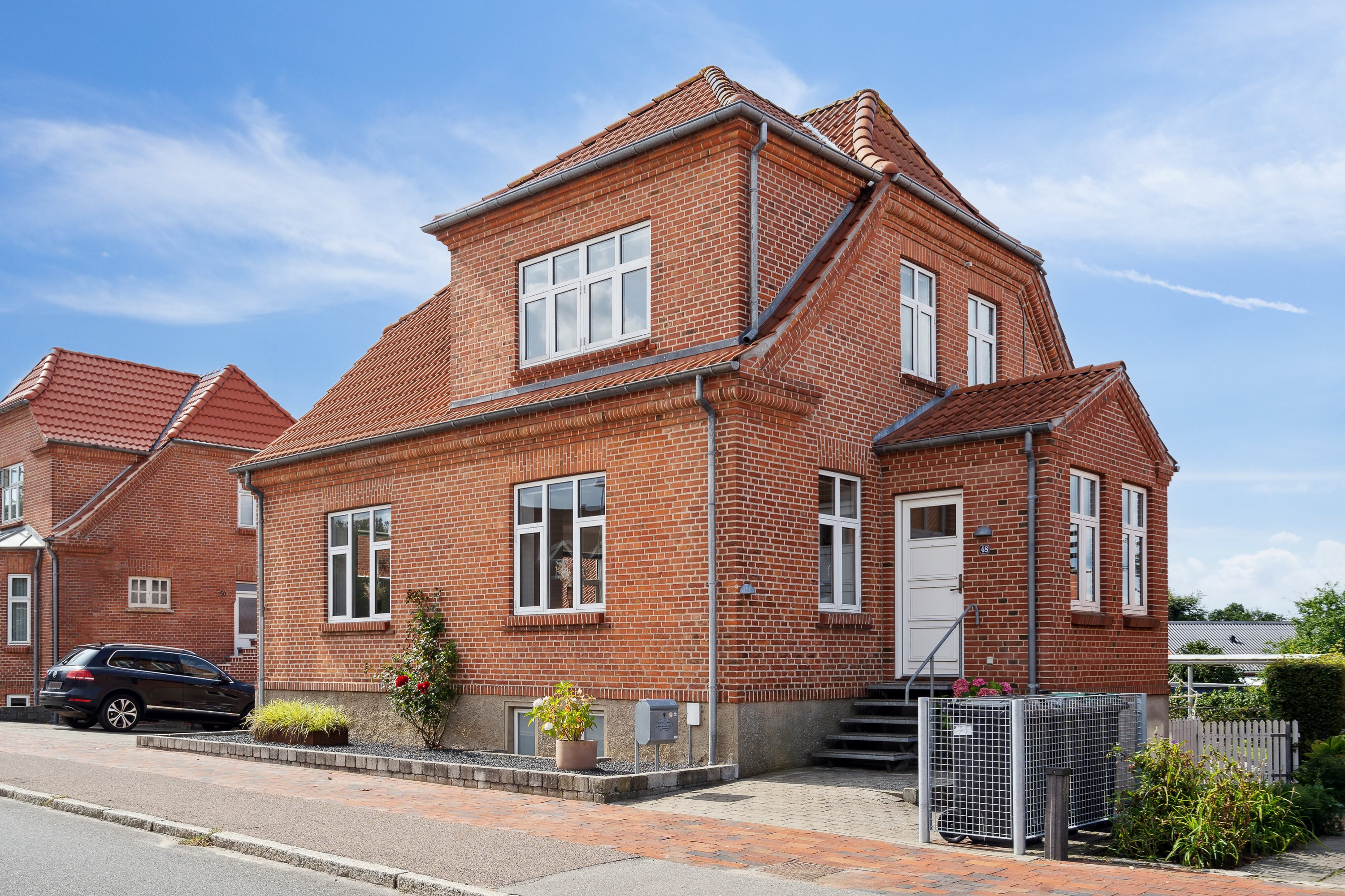 Fremhævet set fra vejen billede i fuldskærmstilstand. Billede af Hovedgaden 48, 8860 Ulstrup