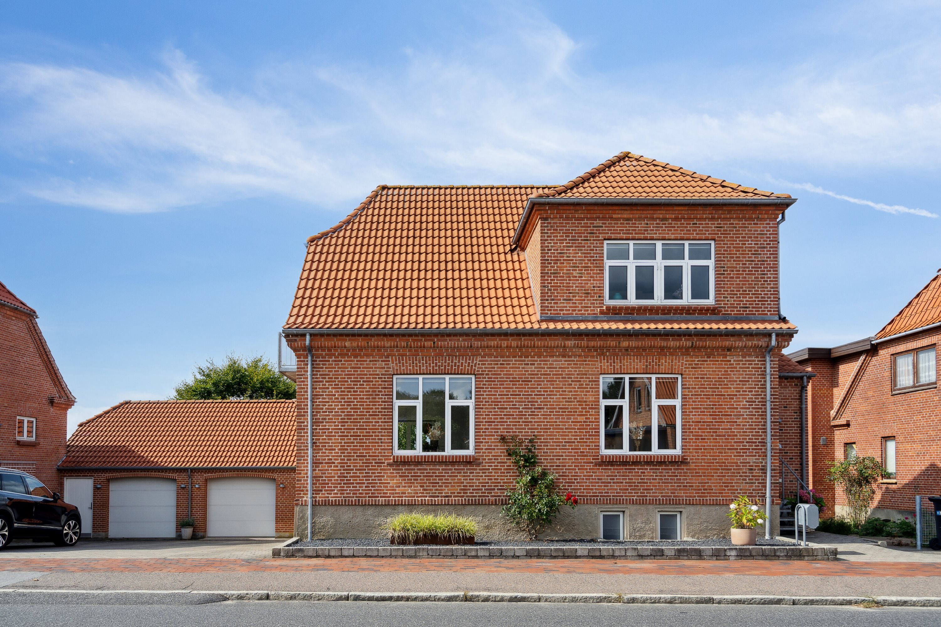 Fremhævet set fra vejen billede i fuldskærmstilstand. Billede af Hovedgaden 48, 8860 Ulstrup