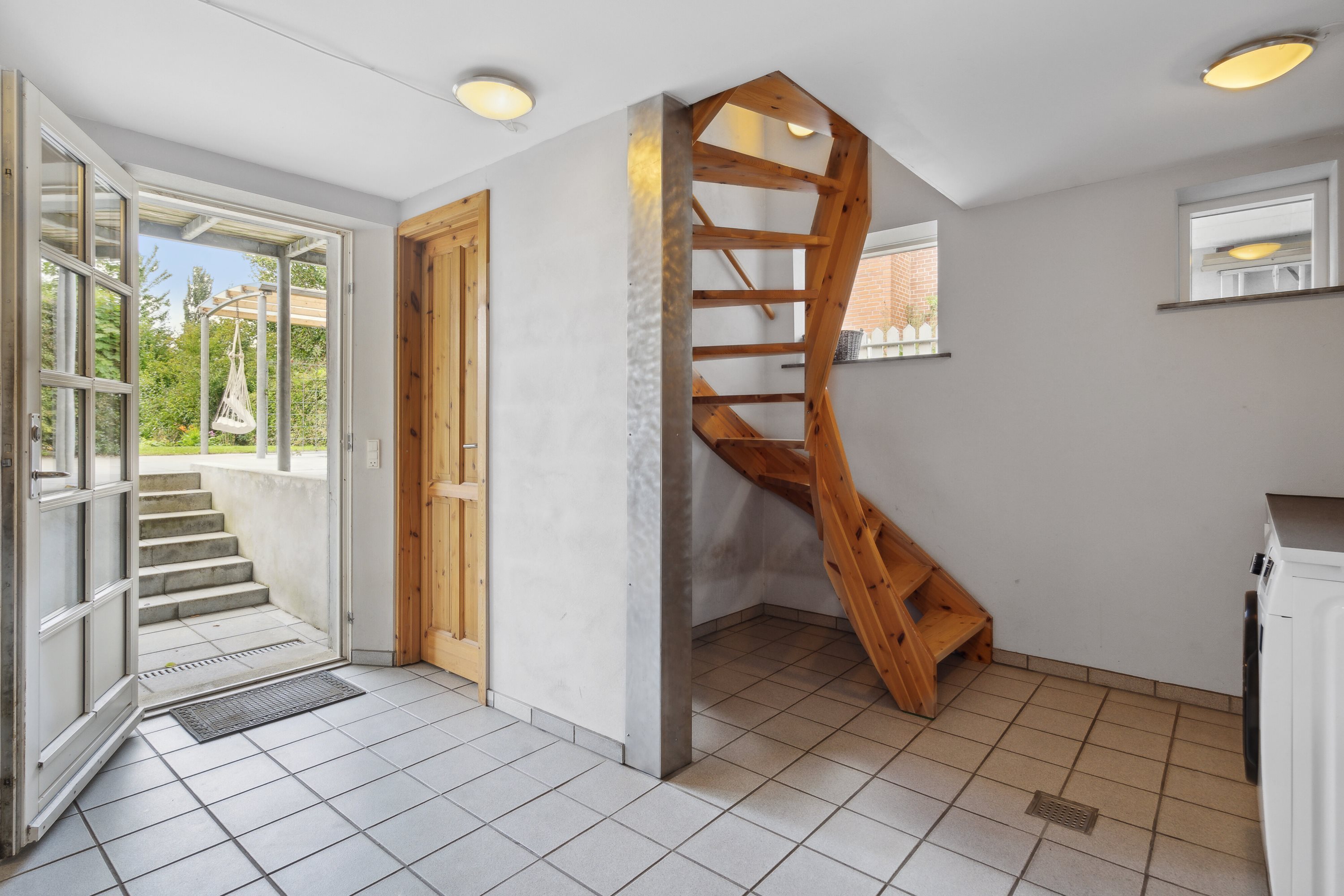Fremhævet trappe billede i fuldskærmstilstand. Billede af Hovedgaden 48, 8860 Ulstrup