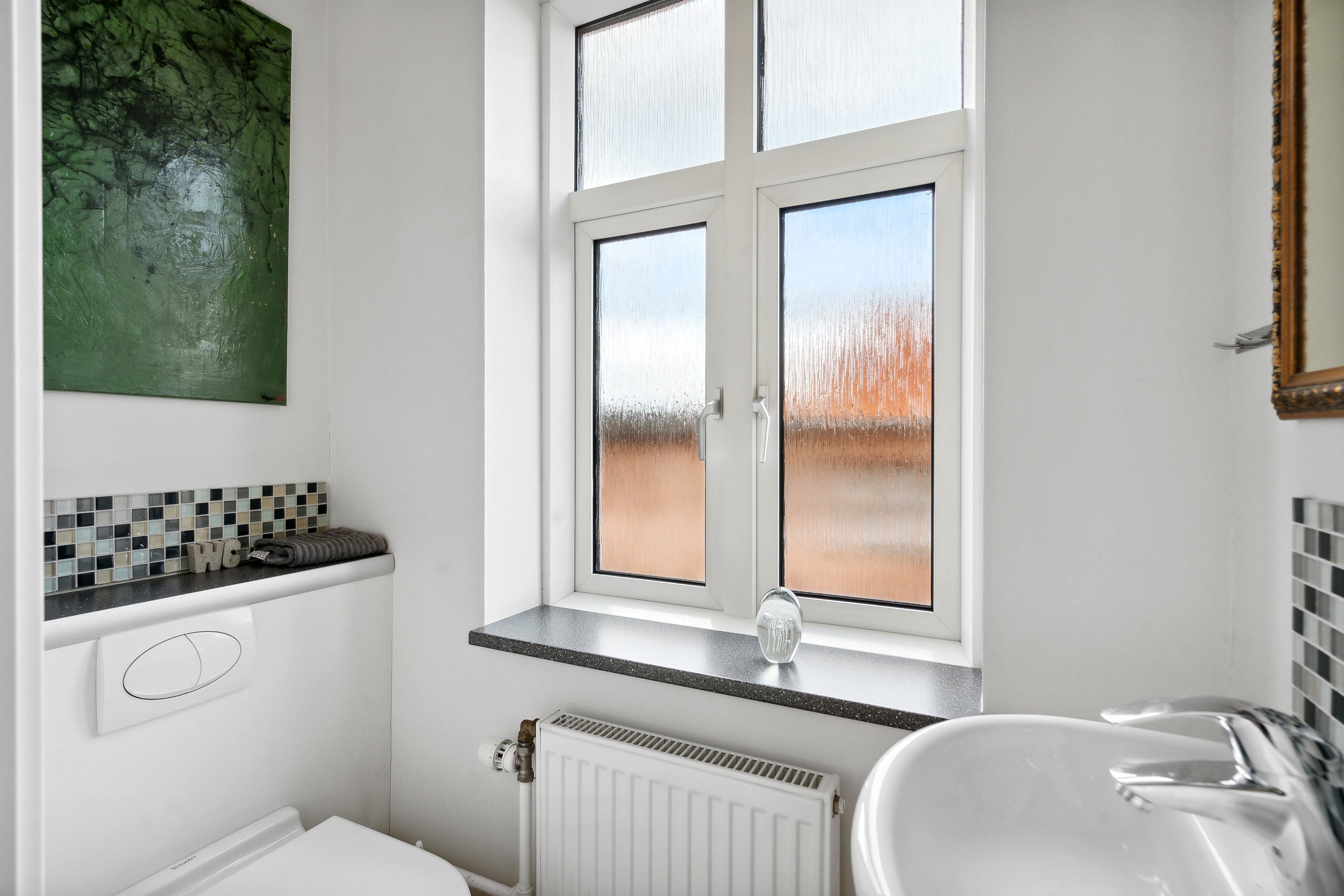 Fremhævet toilet billede i fuldskærmstilstand. Billede af Hovedgaden 48, 8860 Ulstrup