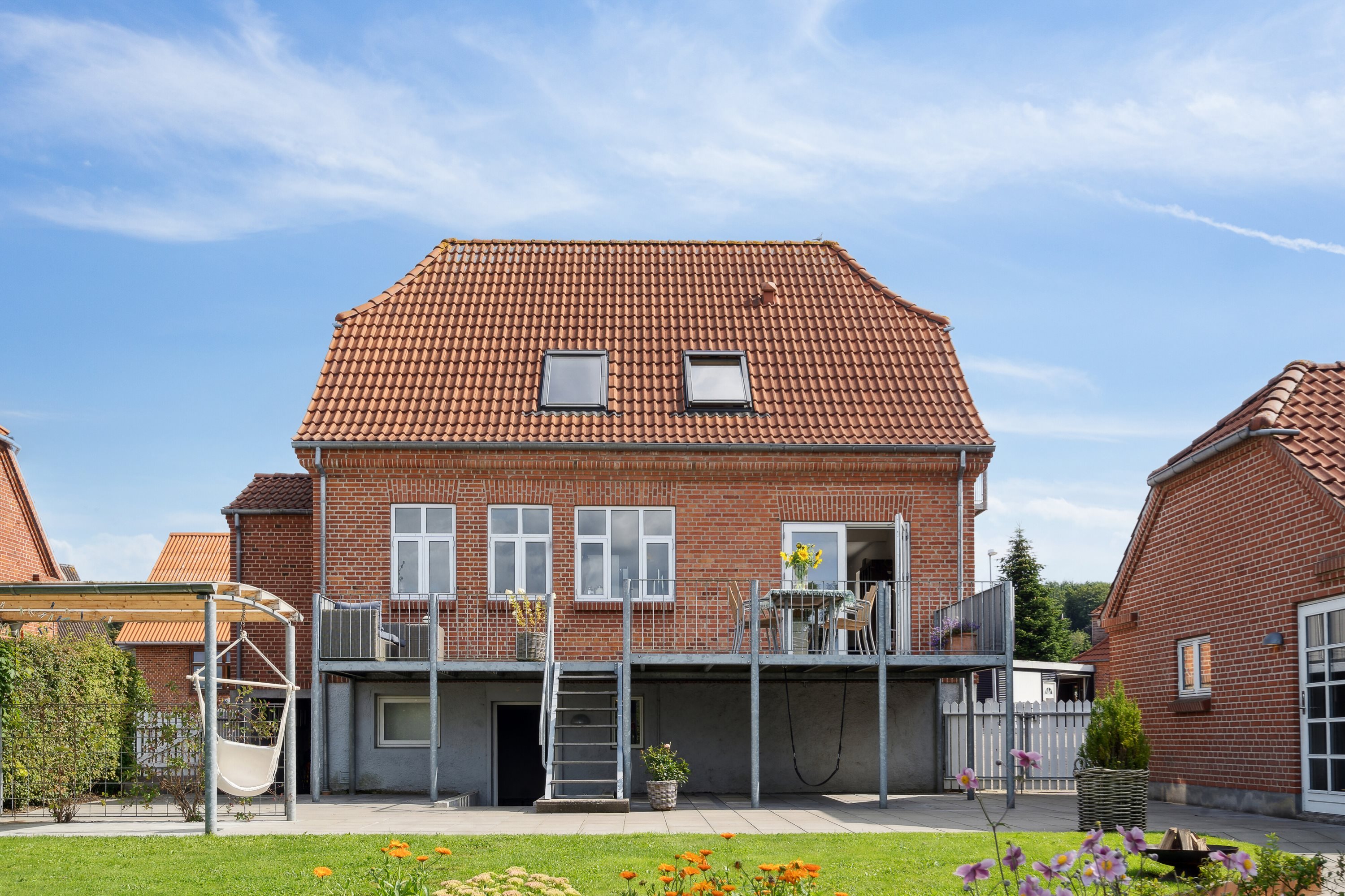 Fremhævet set fra haven billede i fuldskærmstilstand. Billede af Hovedgaden 48, 8860 Ulstrup