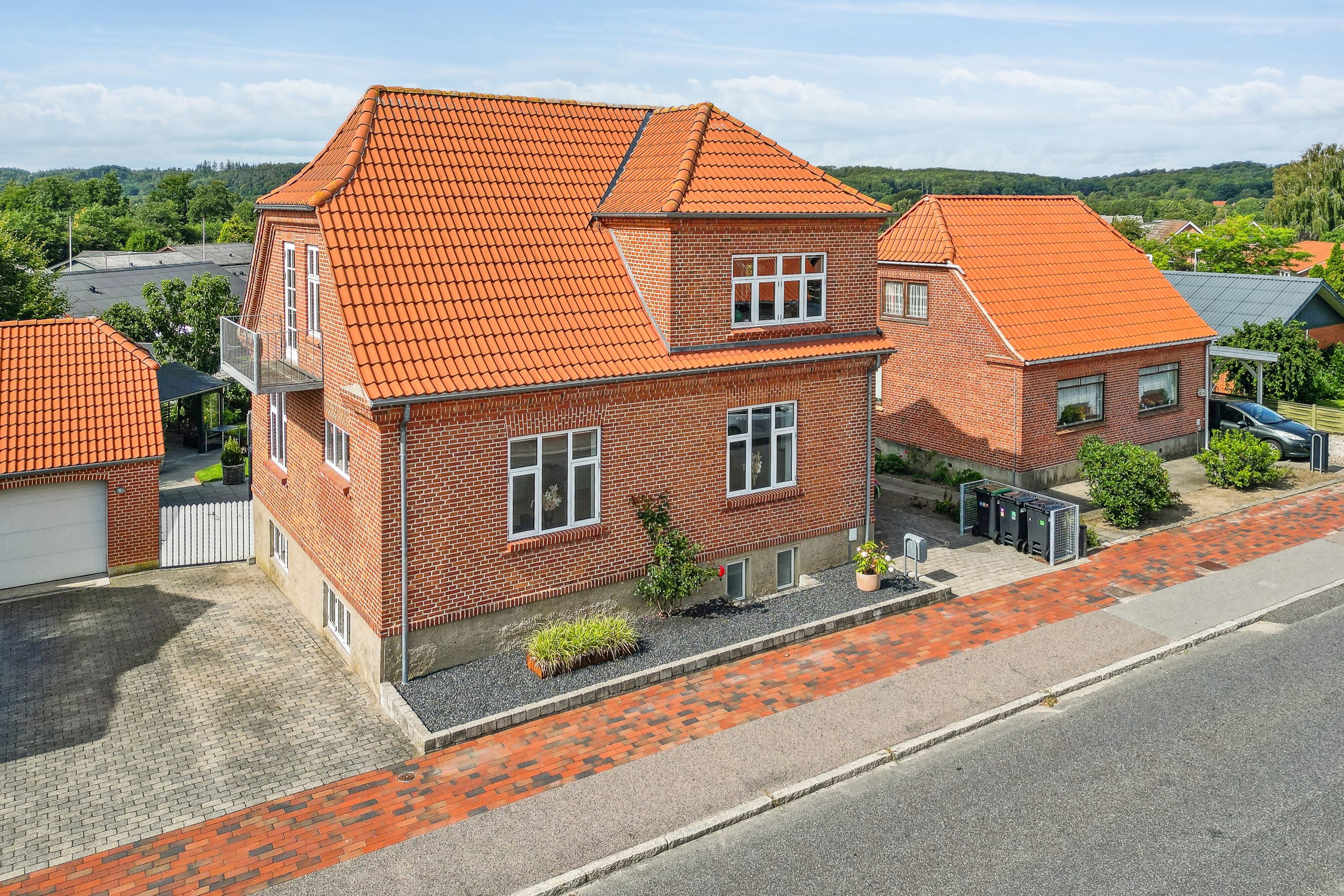 Fremhævet set fra vejen billede i fuldskærmstilstand. Billede af Hovedgaden 48, 8860 Ulstrup