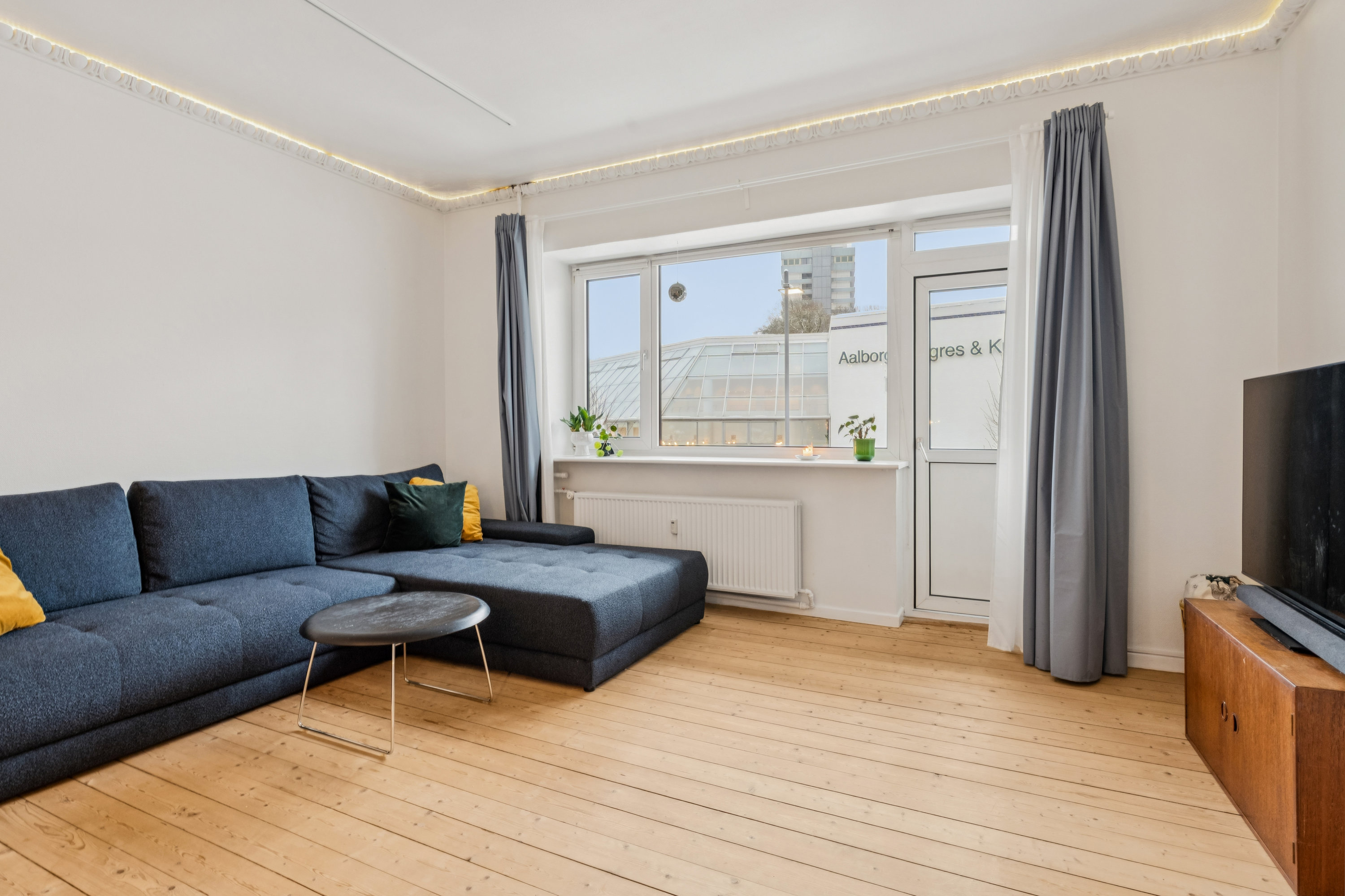 Fremhævet stue billede i fuldskærmstilstand. Billede af Europa Plads 4B, 1. th., 9000 Aalborg