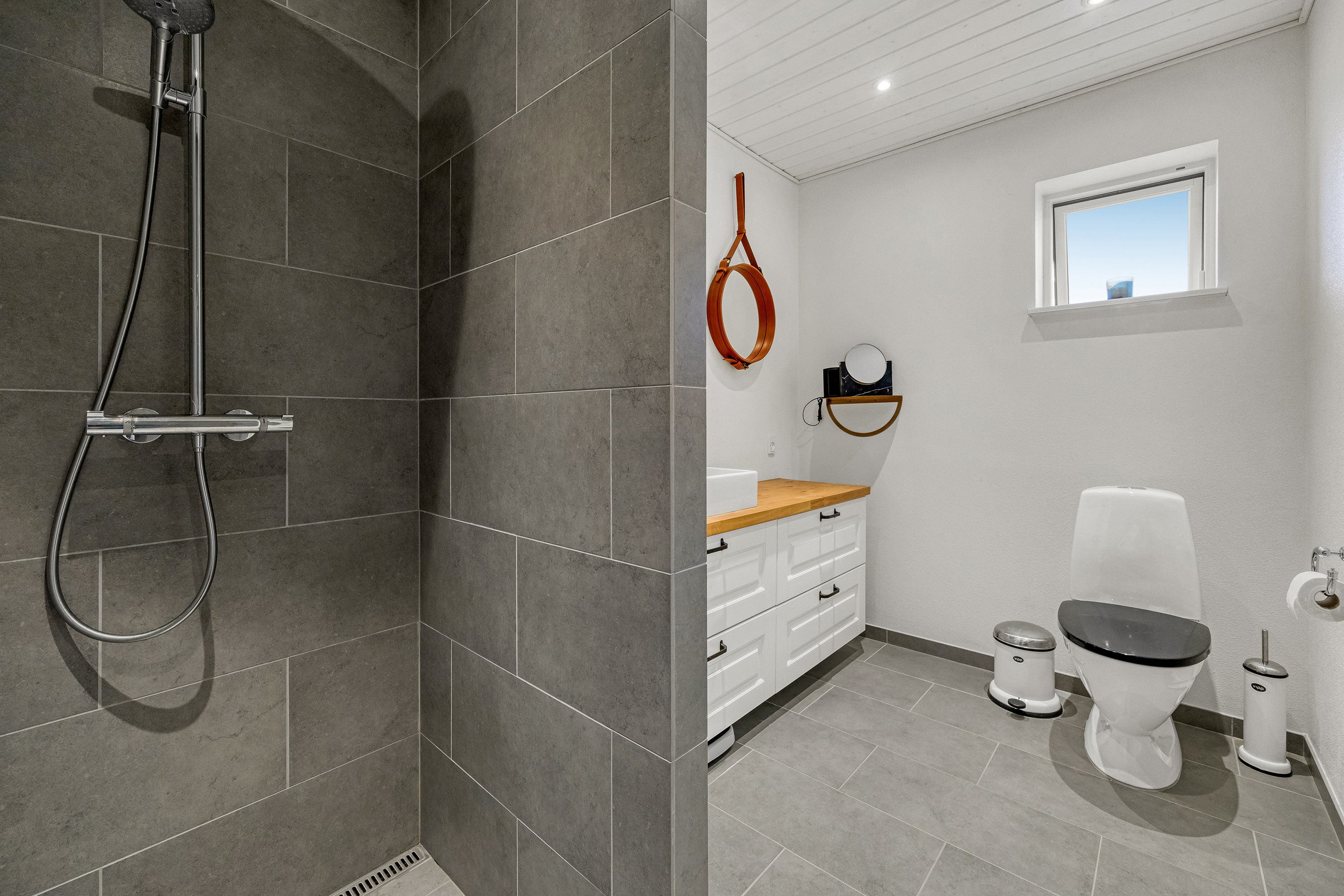 Fremhævet badeværelse billede i fuldskærmstilstand. Billede af Meransletten 1, 3630 Jægerspris