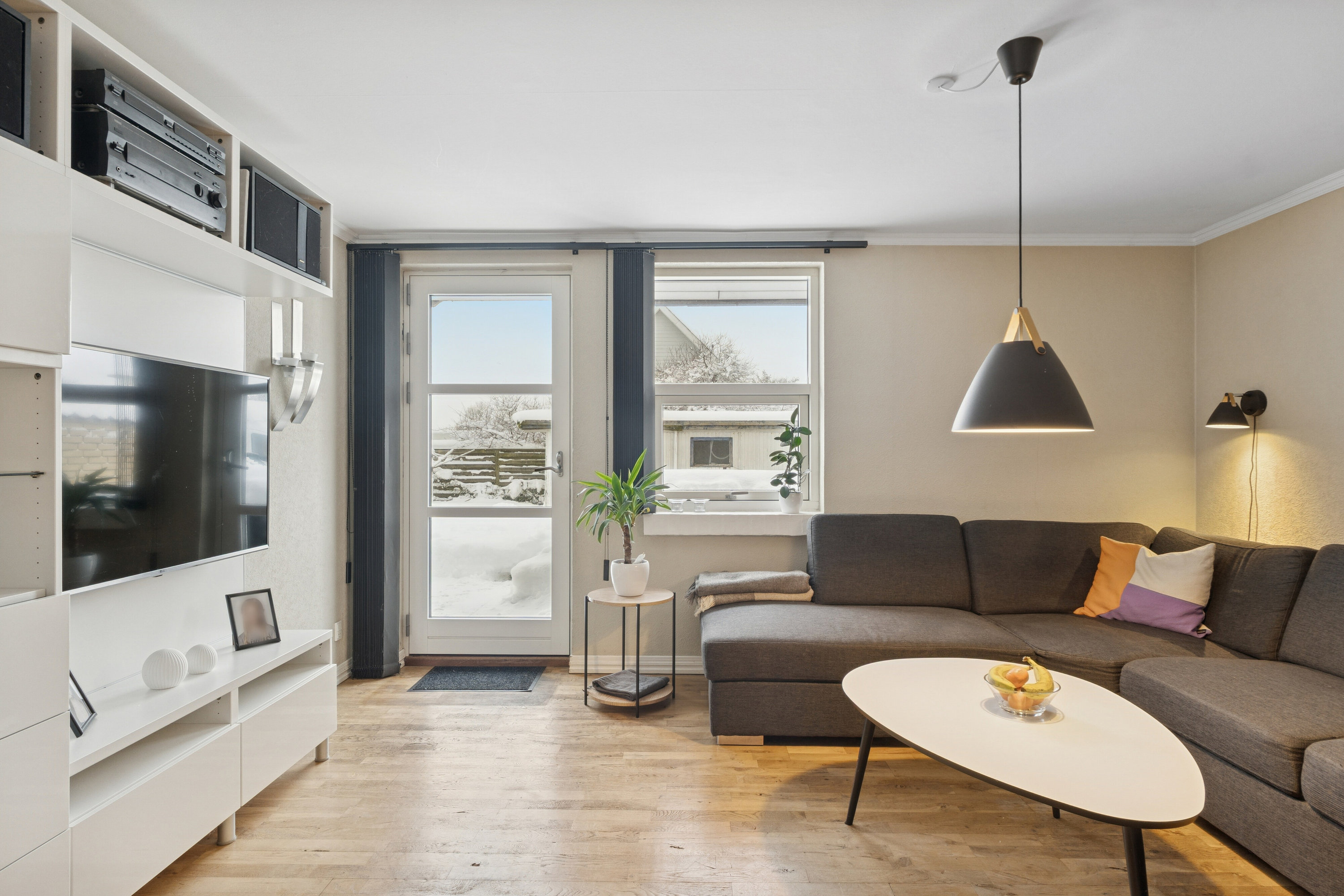 Fremhævet stue billede i fuldskærmstilstand. Billede af Gl Hirtshalsvej 18B, Vidstrup, 9800 Hjørring