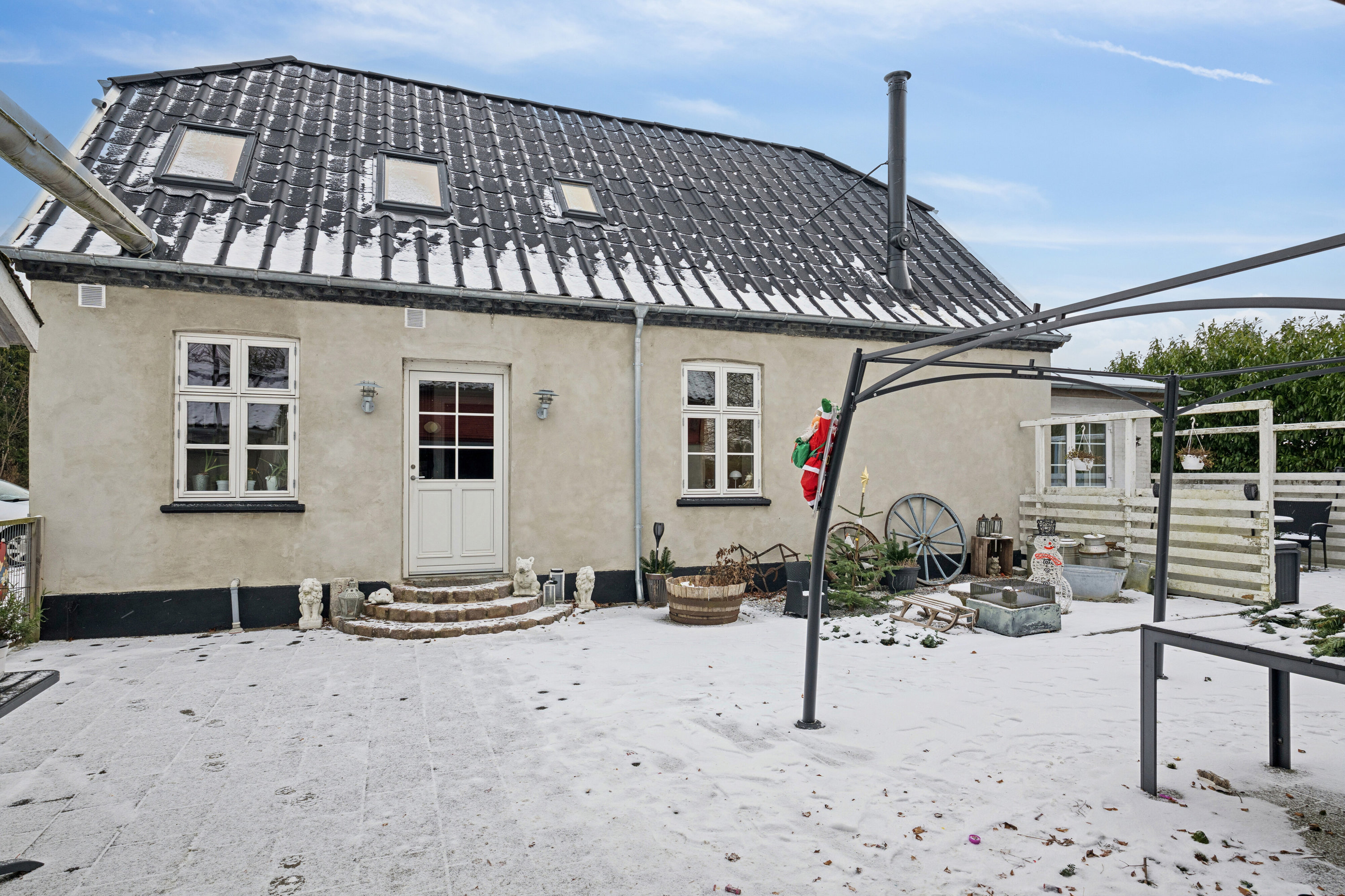 Fremhævet set fra haven billede i fuldskærmstilstand. Billede af Gl Præstøvej 33, 4735 Mern