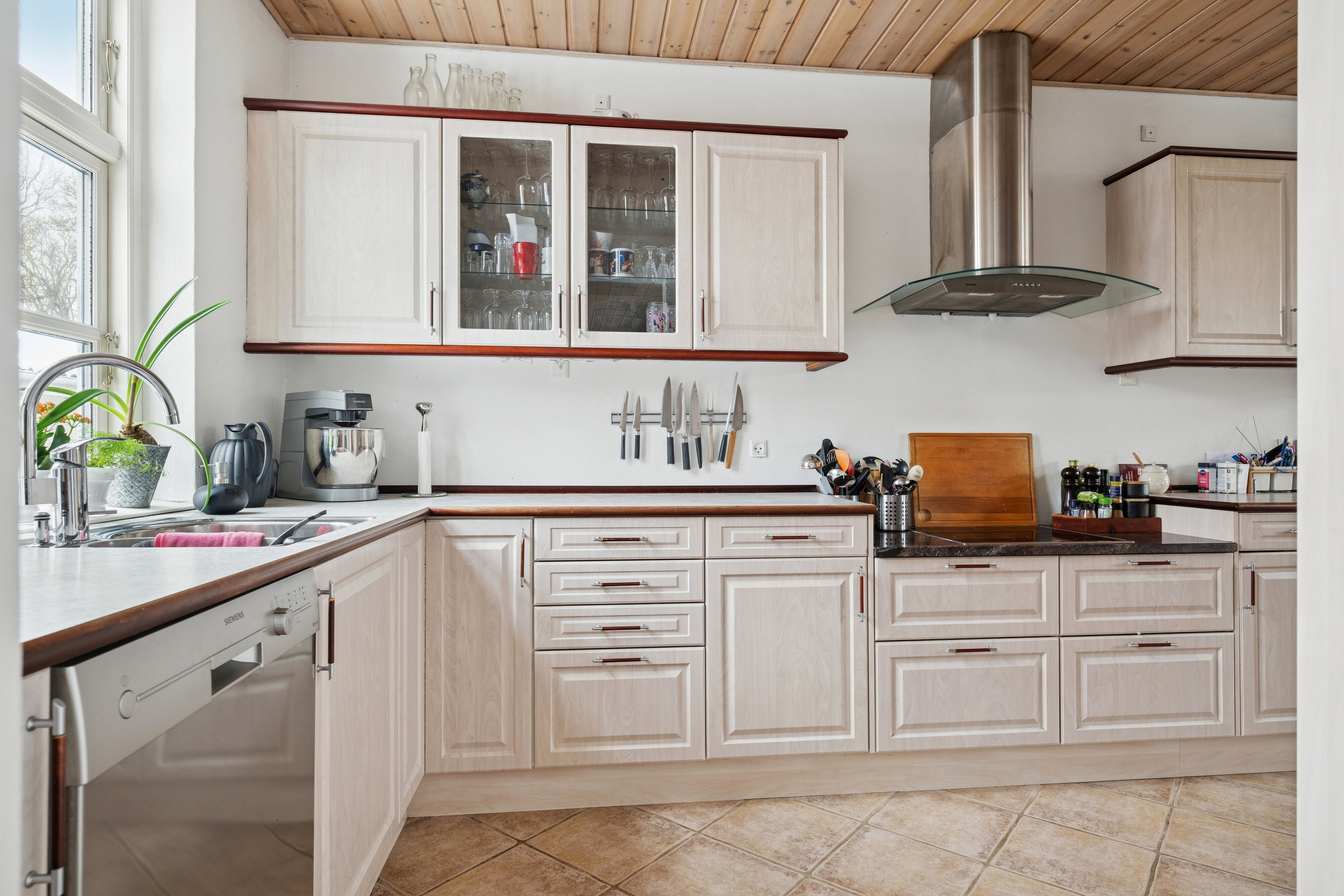 Fremhævet køkken billede i fuldskærmstilstand. Billede af Gl Præstøvej 33, 4735 Mern