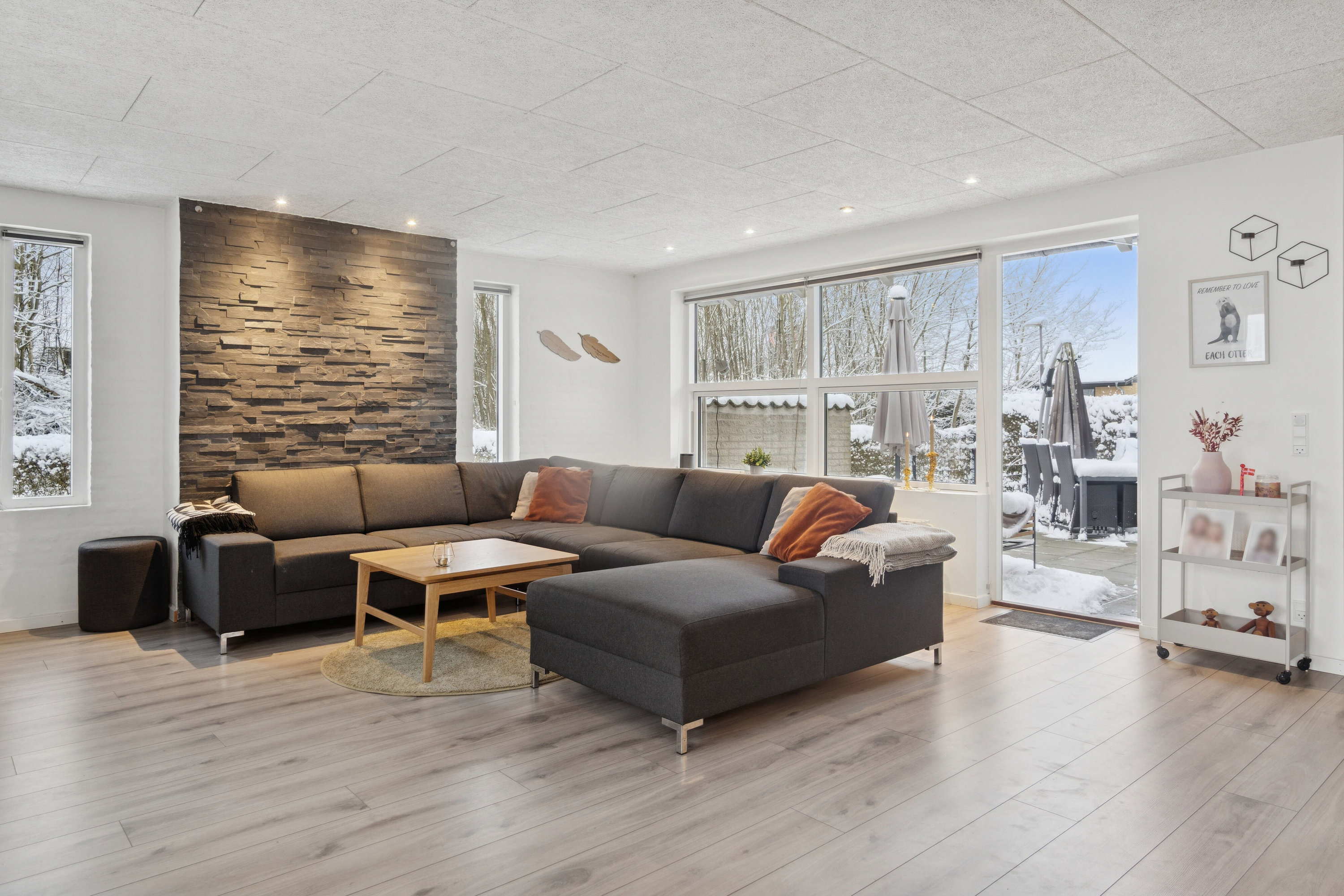 Fremhævet stue billede i fuldskærmstilstand. Billede af Hyldevangen 5, 8620 Kjellerup