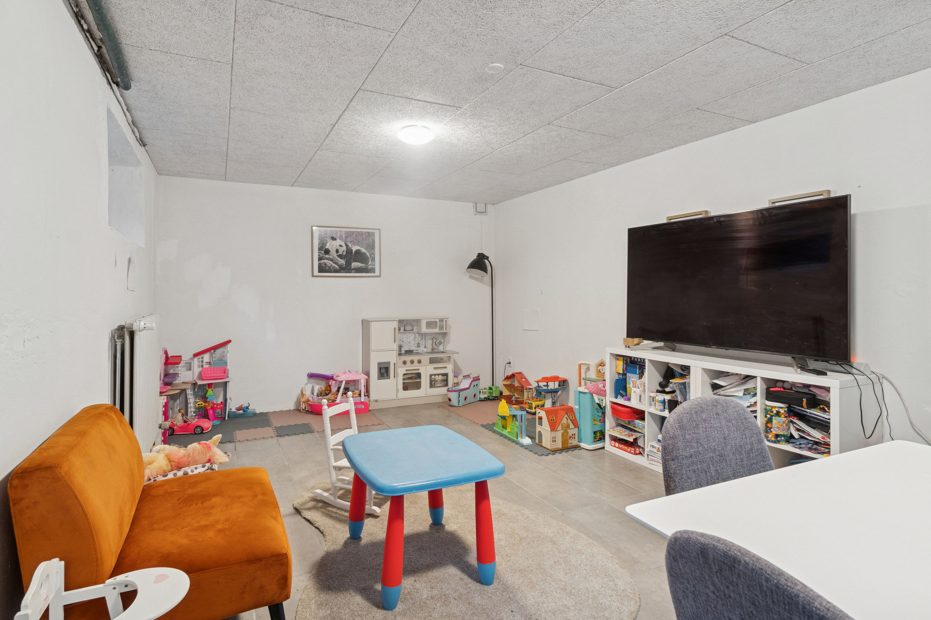 Fremhævet stue billede i fuldskærmstilstand. Billede af Hyldevangen 5, 8620 Kjellerup