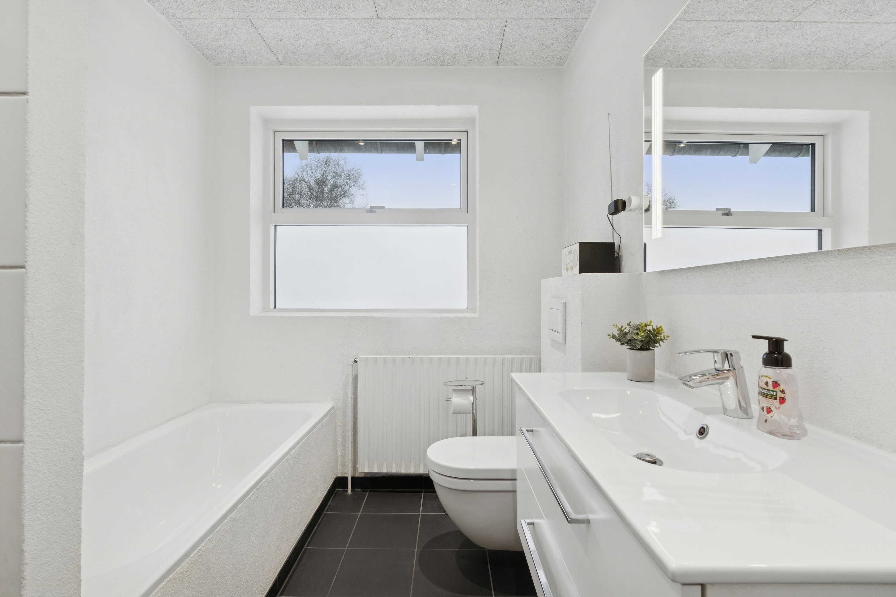 Fremhævet badeværelse billede i fuldskærmstilstand. Billede af Hyldevangen 5, 8620 Kjellerup