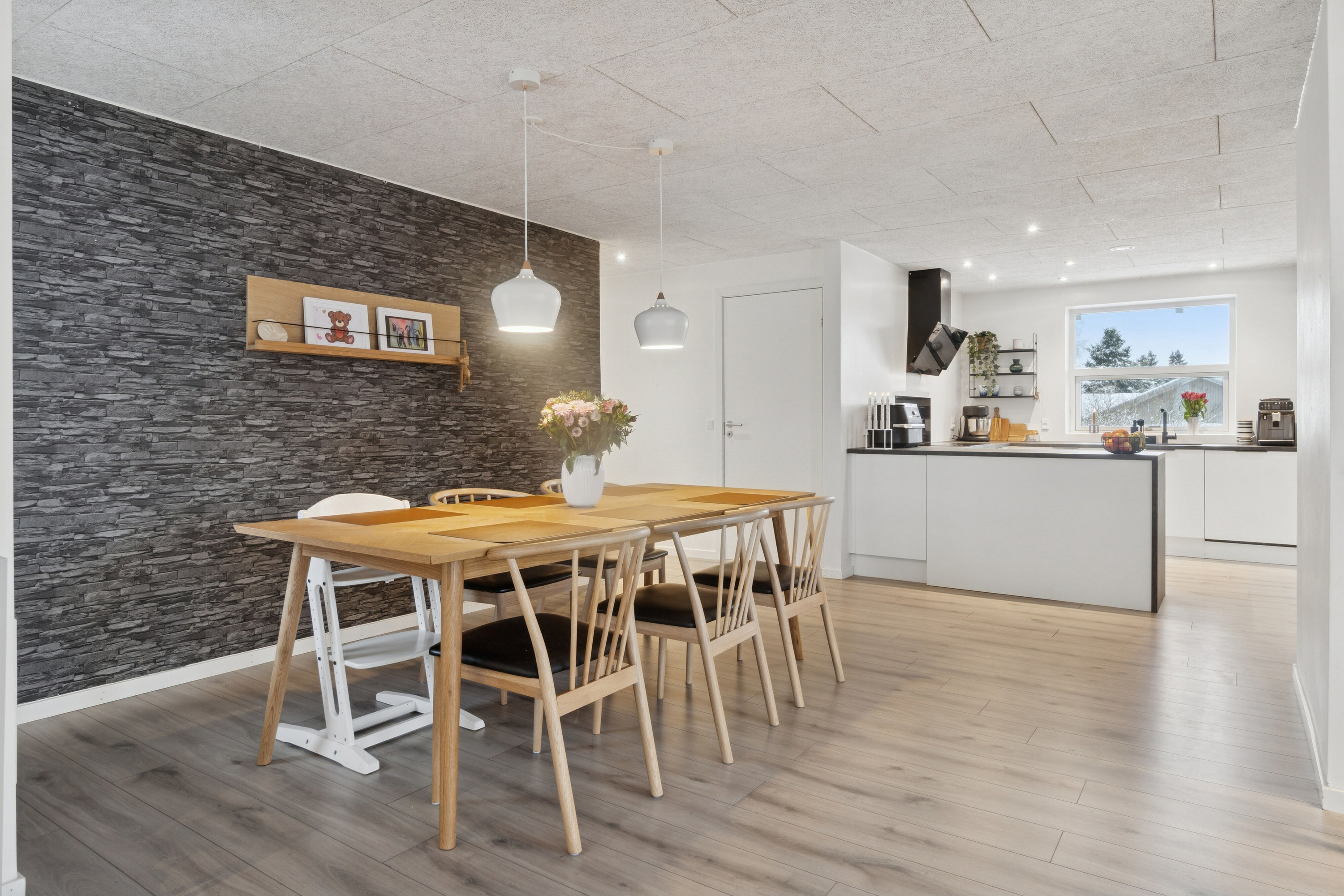 Fremhævet spisestue billede i fuldskærmstilstand. Billede af Hyldevangen 5, 8620 Kjellerup