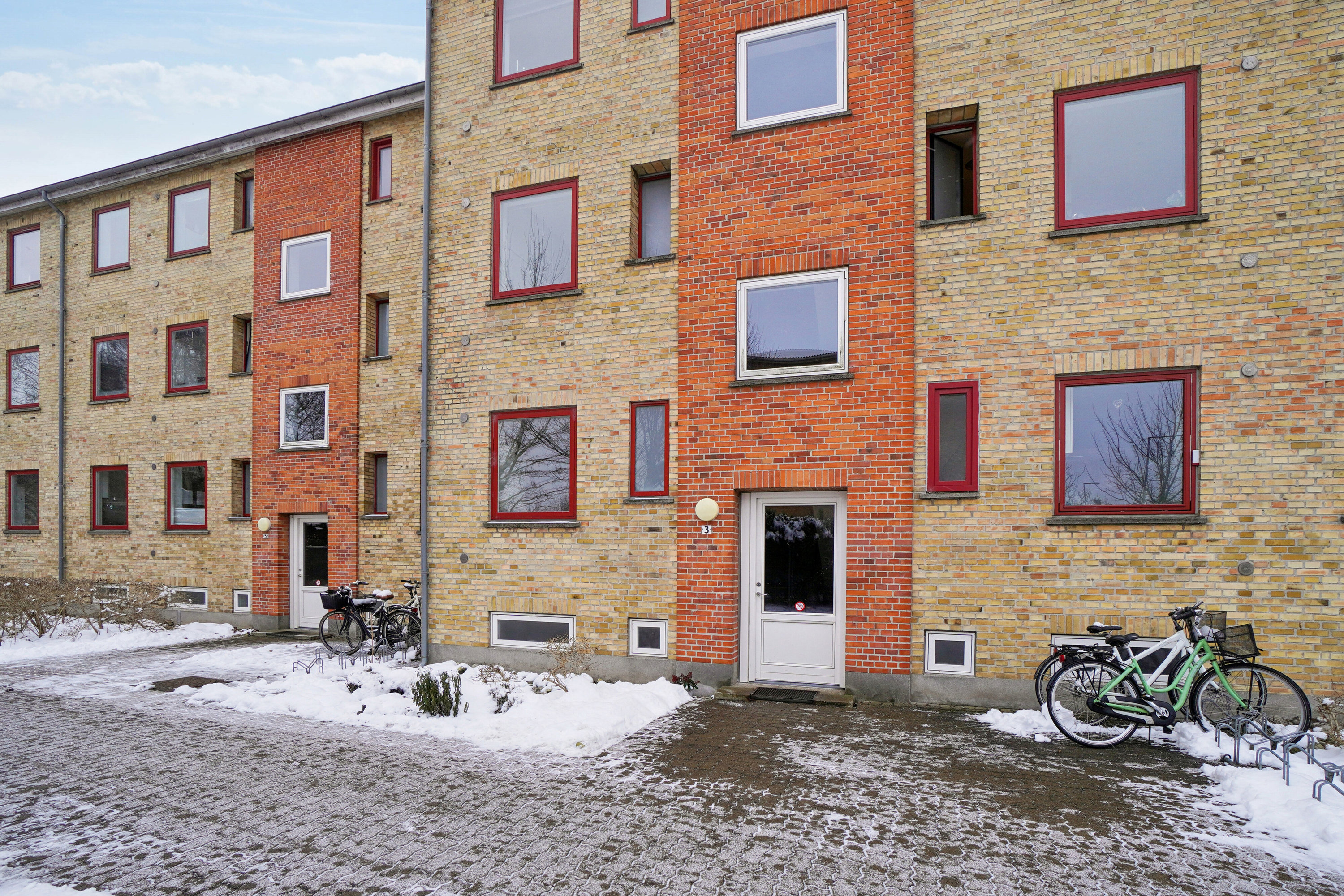 Miniaturebillede 1: facade. Billede af Roskildevænget 3, 1. tv., 4000 Roskilde