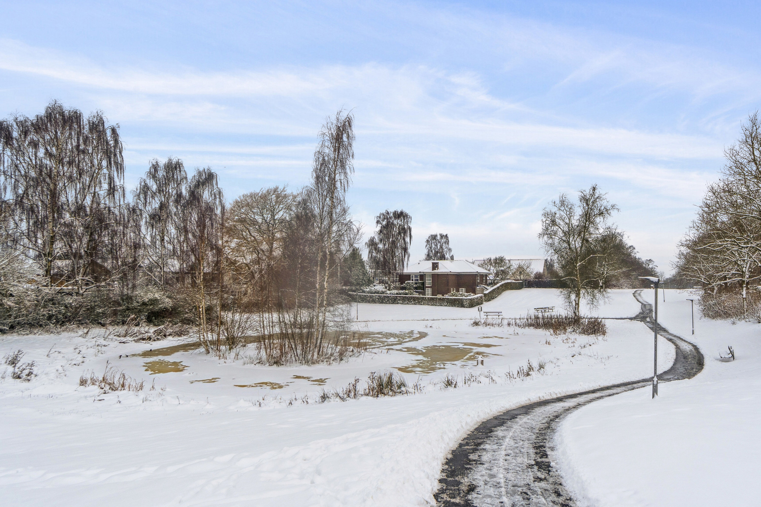 Fremhævet set fra vejen billede i fuldskærmstilstand. Billede af Hyldevangen 5, 8620 Kjellerup