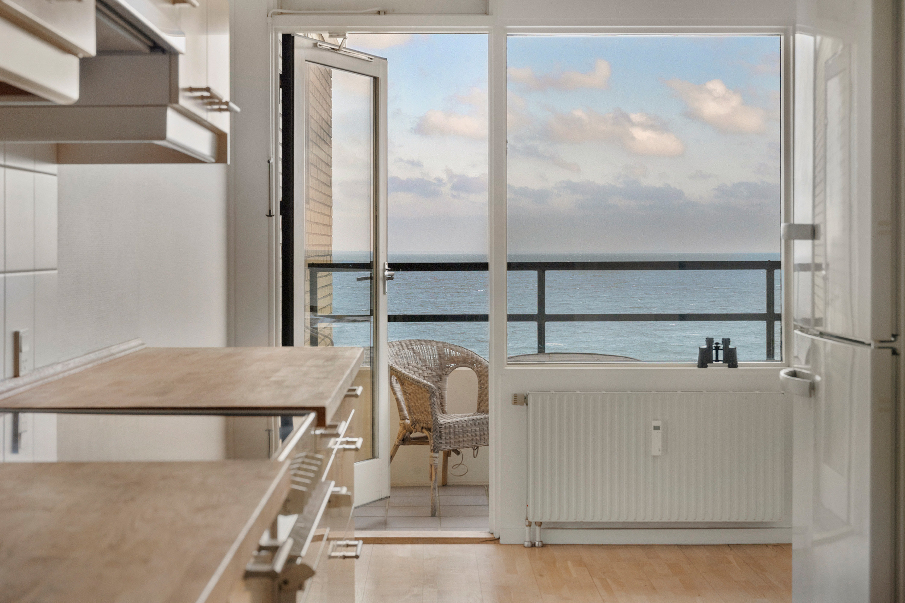 Fremhævet køkken billede i fuldskærmstilstand. Billede af Skodsborgparken 10, 3. th., 2942 Skodsborg