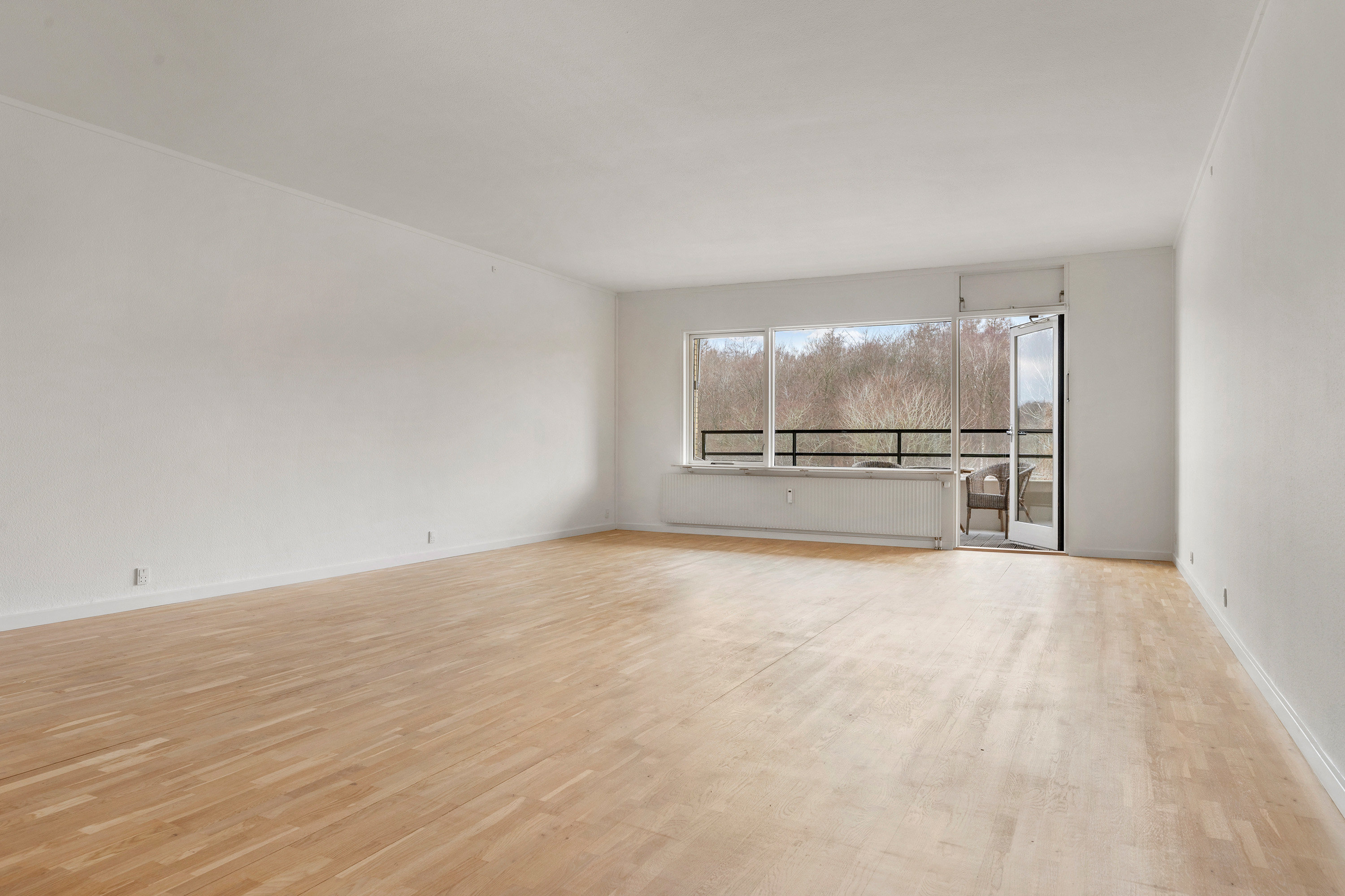 Fremhævet stue billede i fuldskærmstilstand. Billede af Skodsborgparken 10, 3. th., 2942 Skodsborg