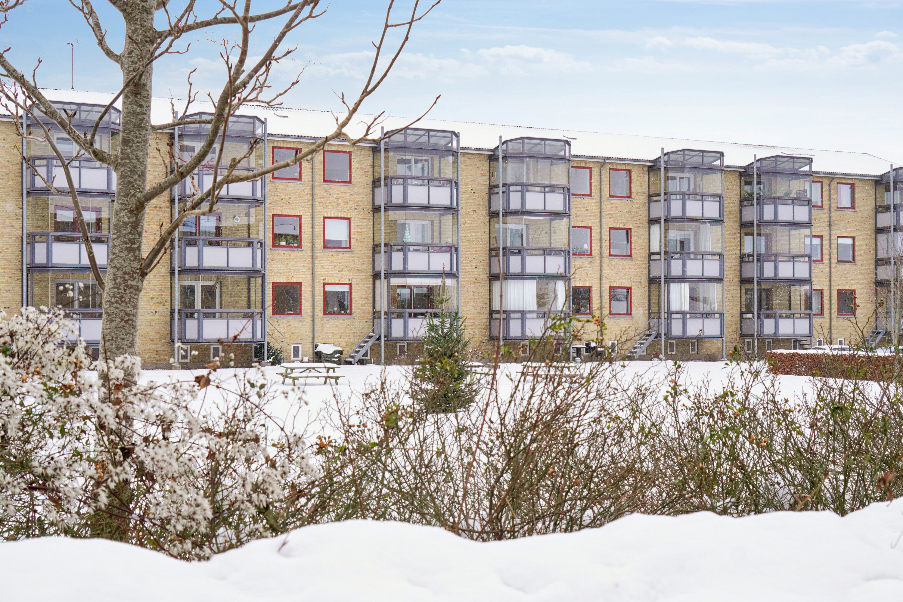 Fremhævet udendørs billede i fuldskærmstilstand. Billede af Roskildevænget 3, 1. tv., 4000 Roskilde