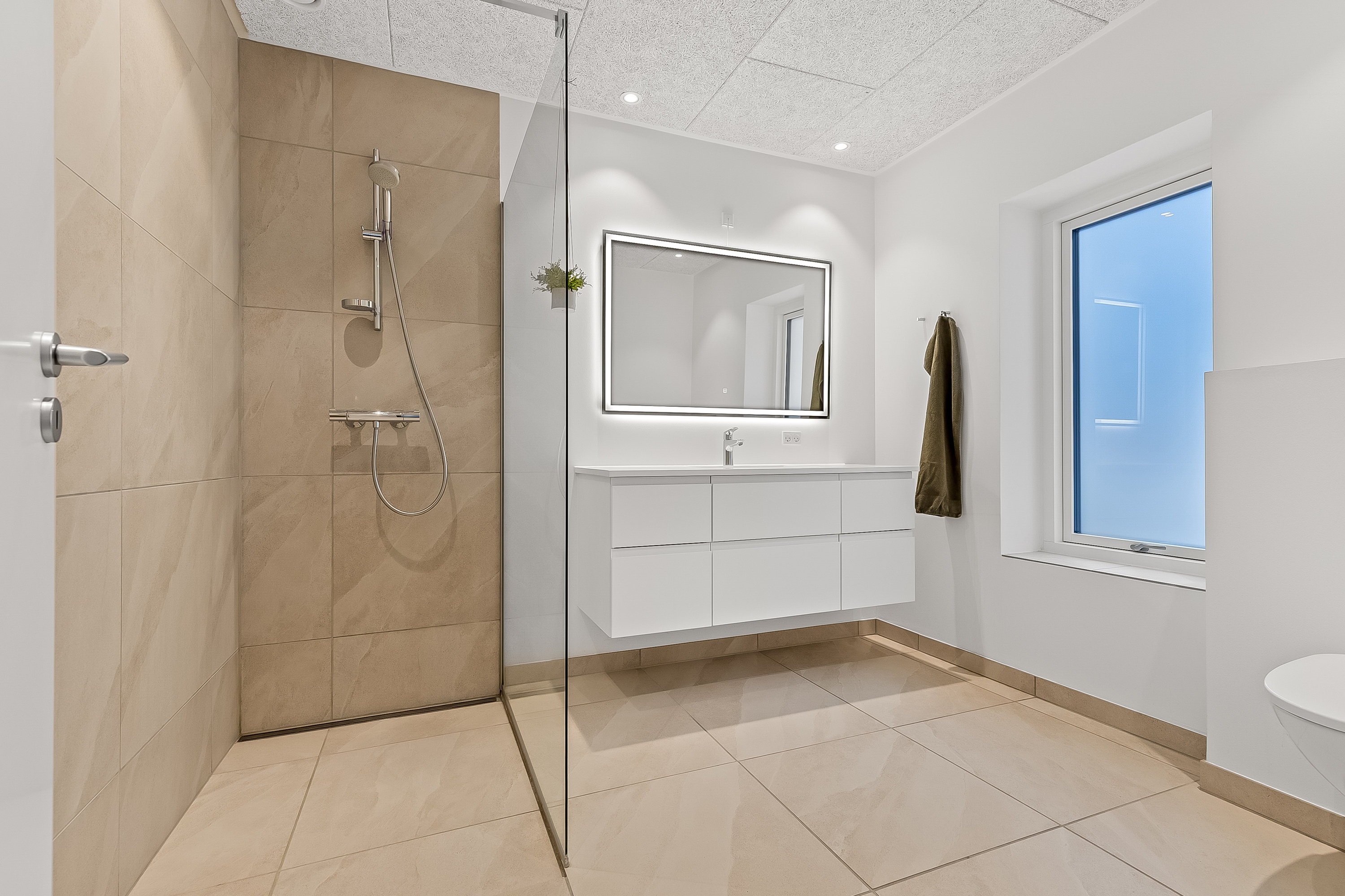 Fremhævet badeværelse billede i fuldskærmstilstand. Billede af Niels Pedersens Vej 5, Trædballe, 7100 Vejle