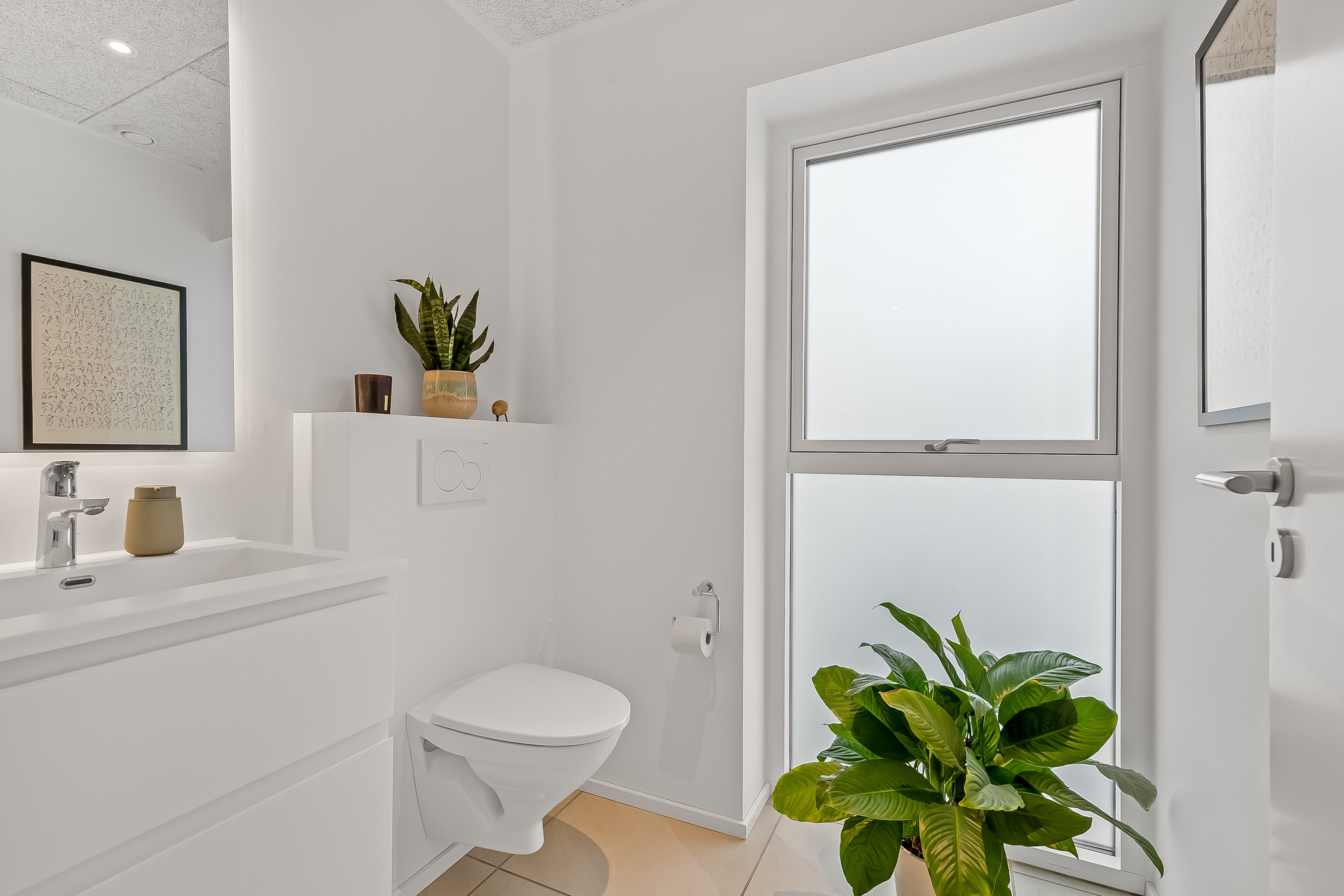 Fremhævet gæstetoilet billede i fuldskærmstilstand. Billede af Niels Pedersens Vej 5, Trædballe, 7100 Vejle