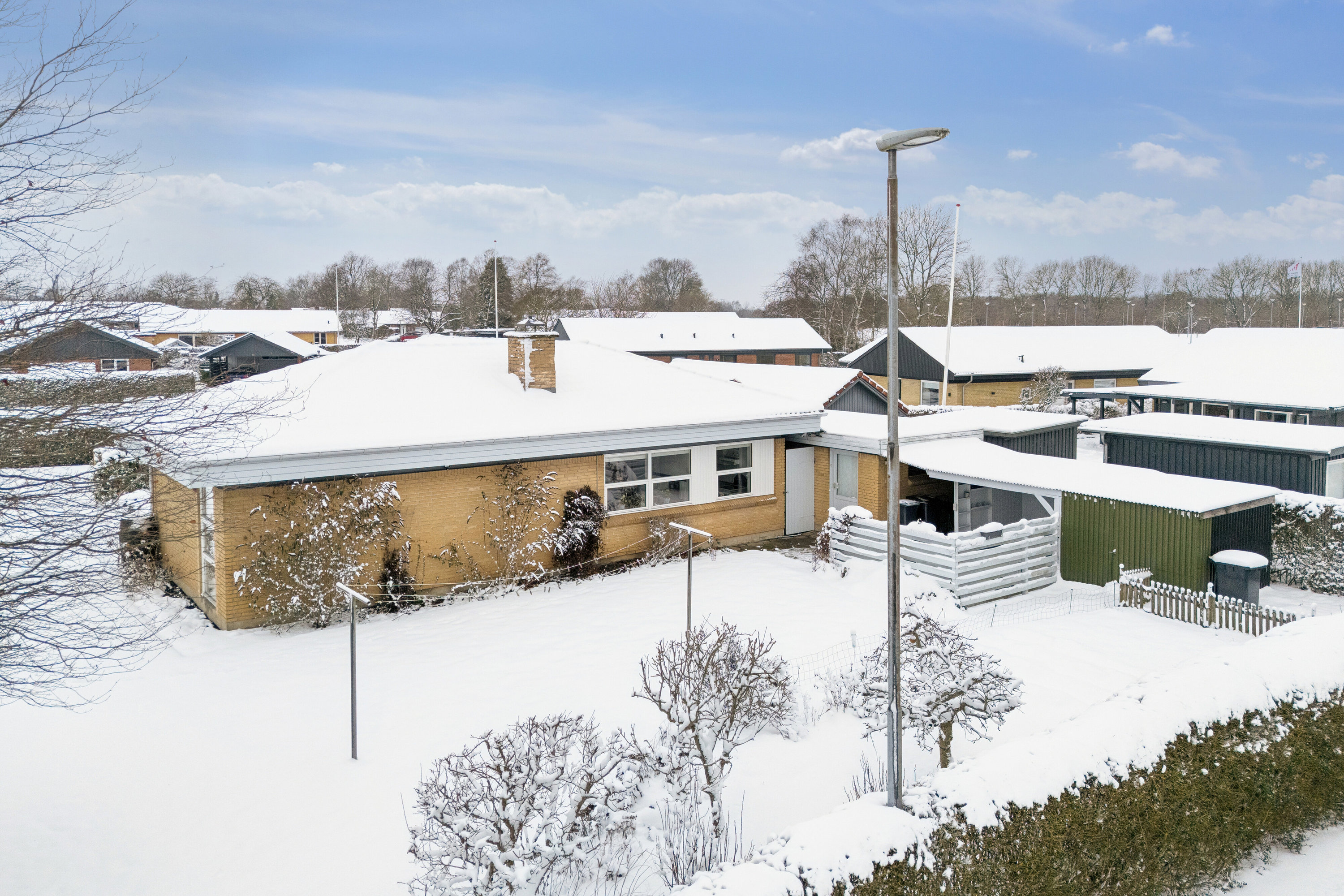 Fremhævet luftfoto billede i fuldskærmstilstand. Billede af Skovfyrren 4, 8620 Kjellerup