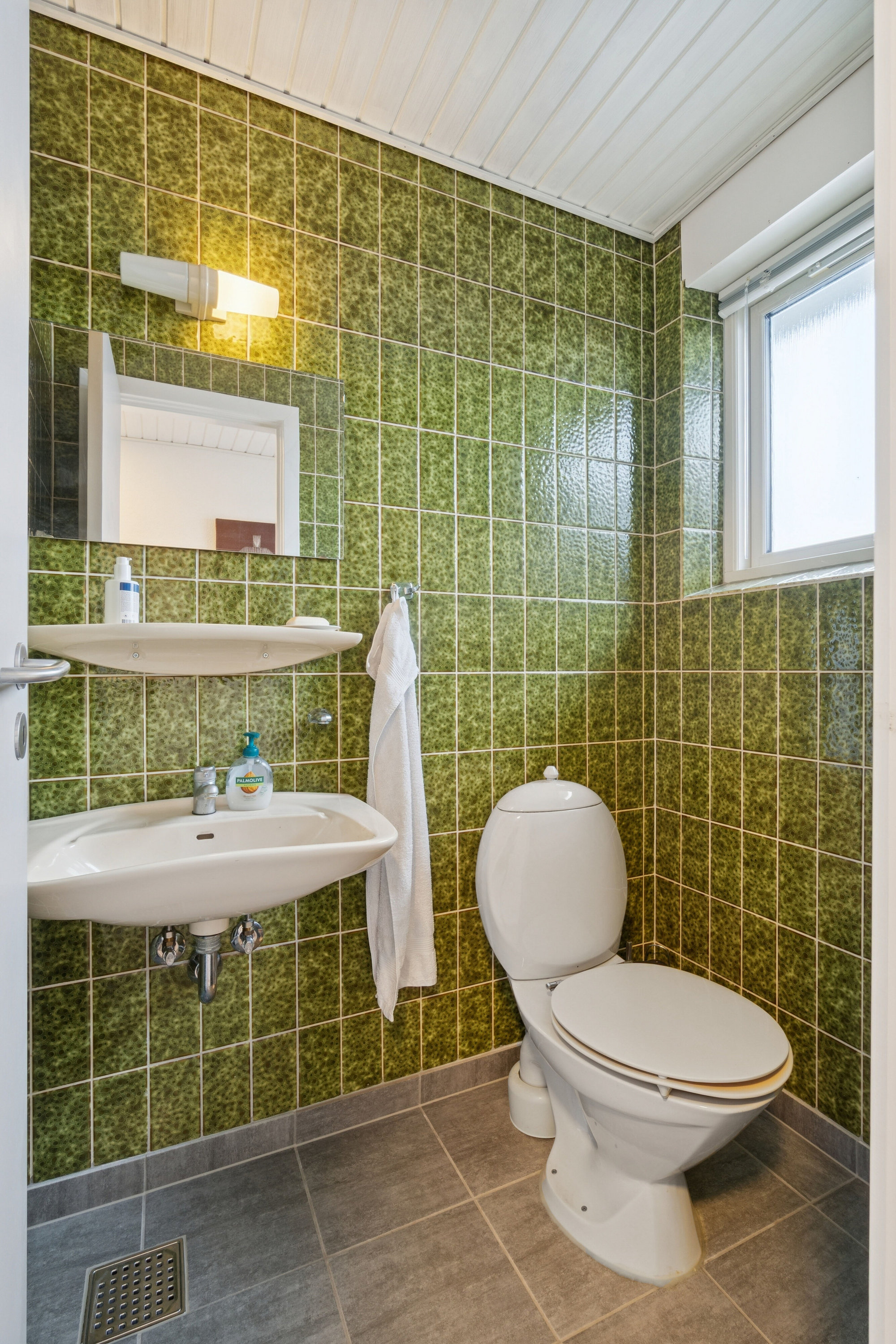 Fremhævet badeværelse billede i fuldskærmstilstand. Billede af Skovfyrren 4, 8620 Kjellerup