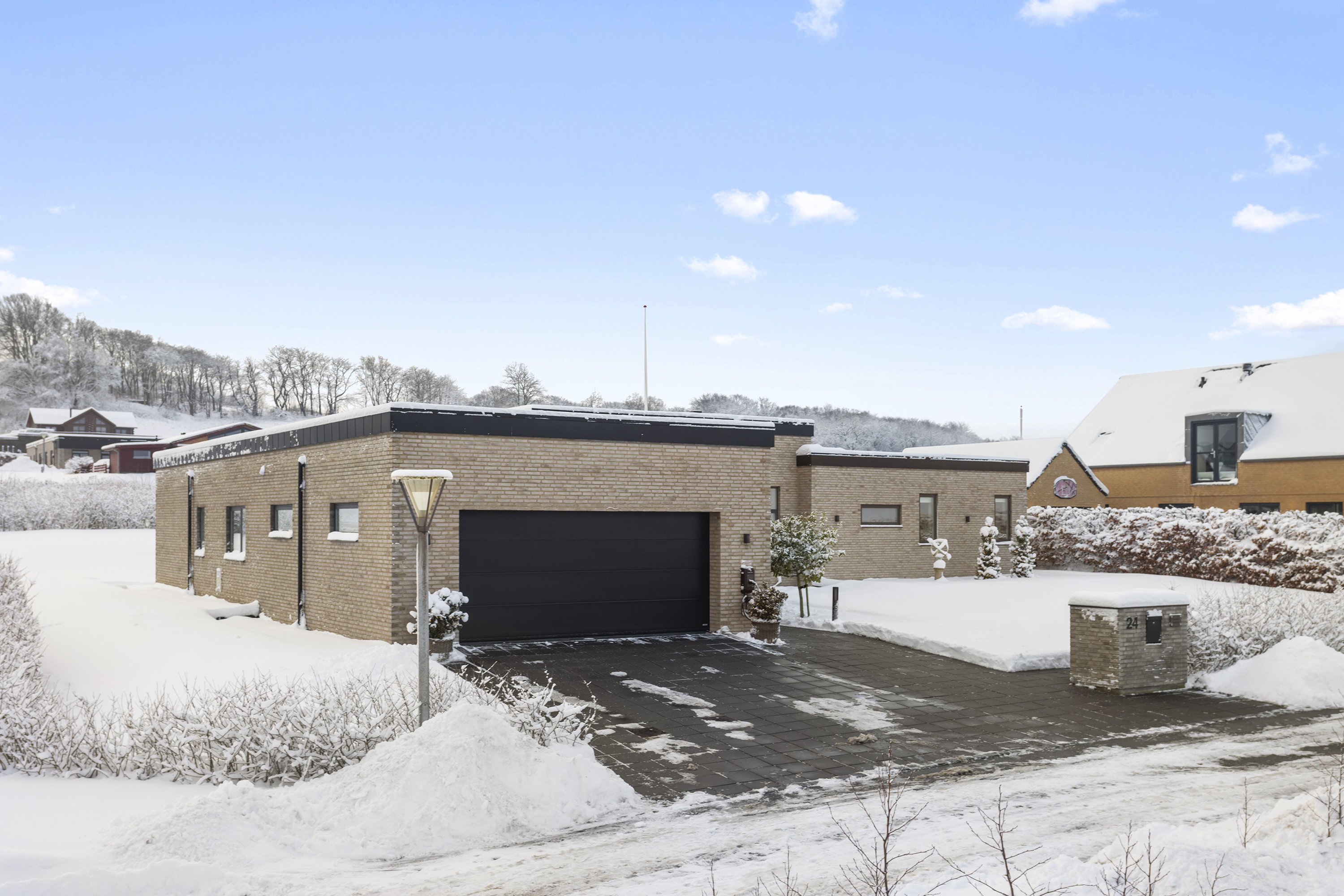 Fremhævet facade billede i fuldskærmstilstand. Billede af Vesteråsene 24, 9900 Frederikshavn