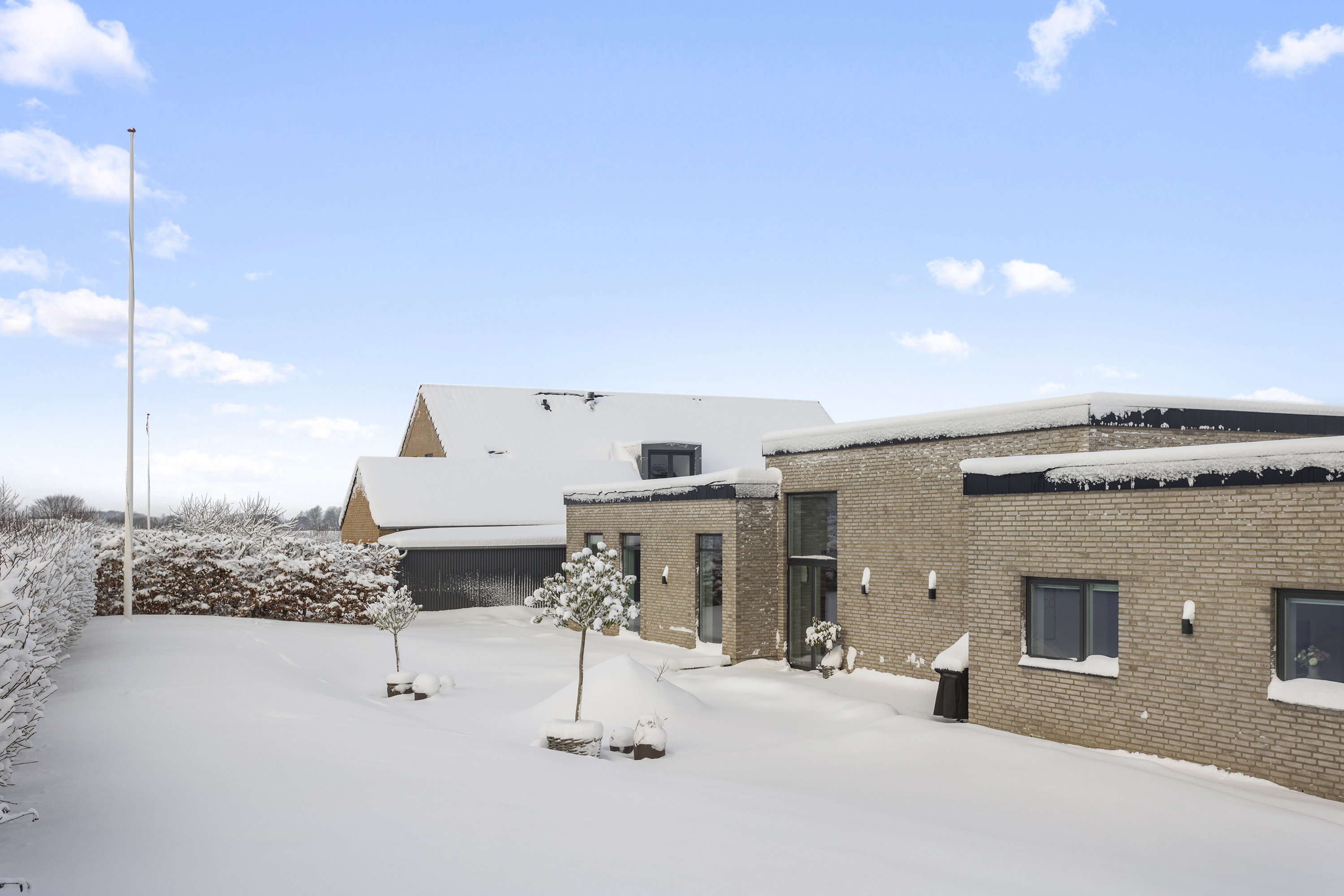 Fremhævet facade billede i fuldskærmstilstand. Billede af Vesteråsene 24, 9900 Frederikshavn