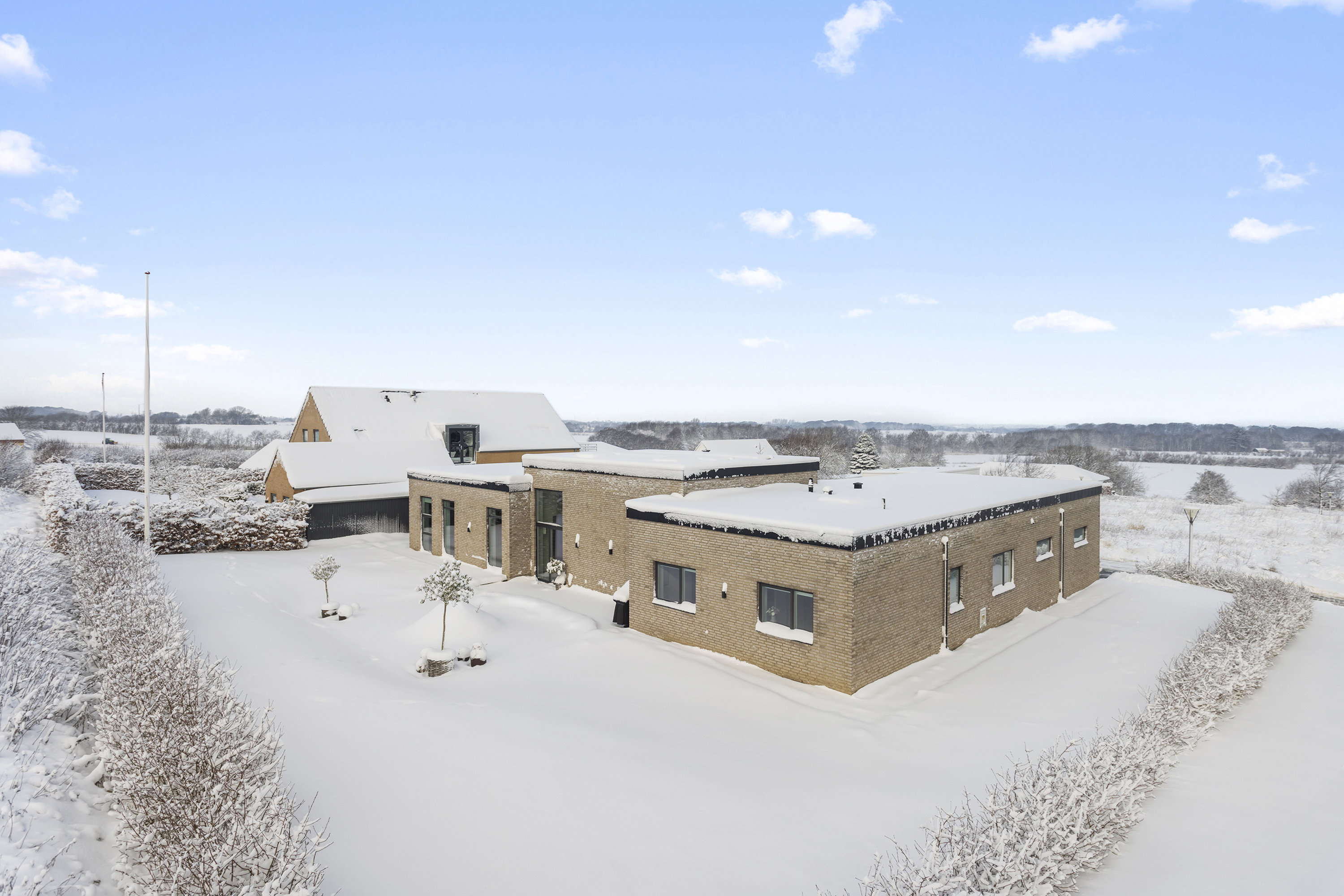 Fremhævet facade billede i fuldskærmstilstand. Billede af Vesteråsene 24, 9900 Frederikshavn