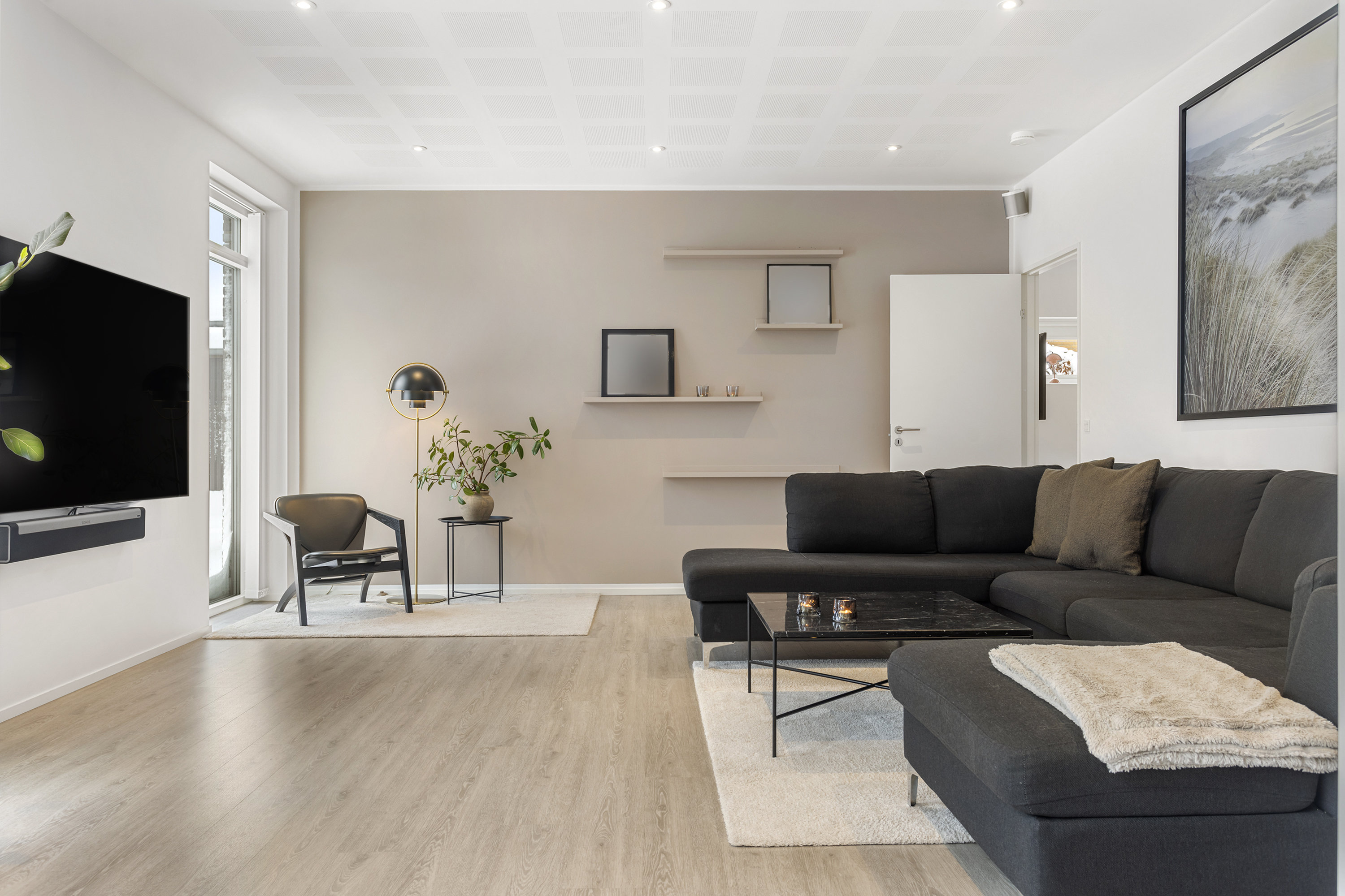 Fremhævet stue billede i fuldskærmstilstand. Billede af Vesteråsene 24, 9900 Frederikshavn