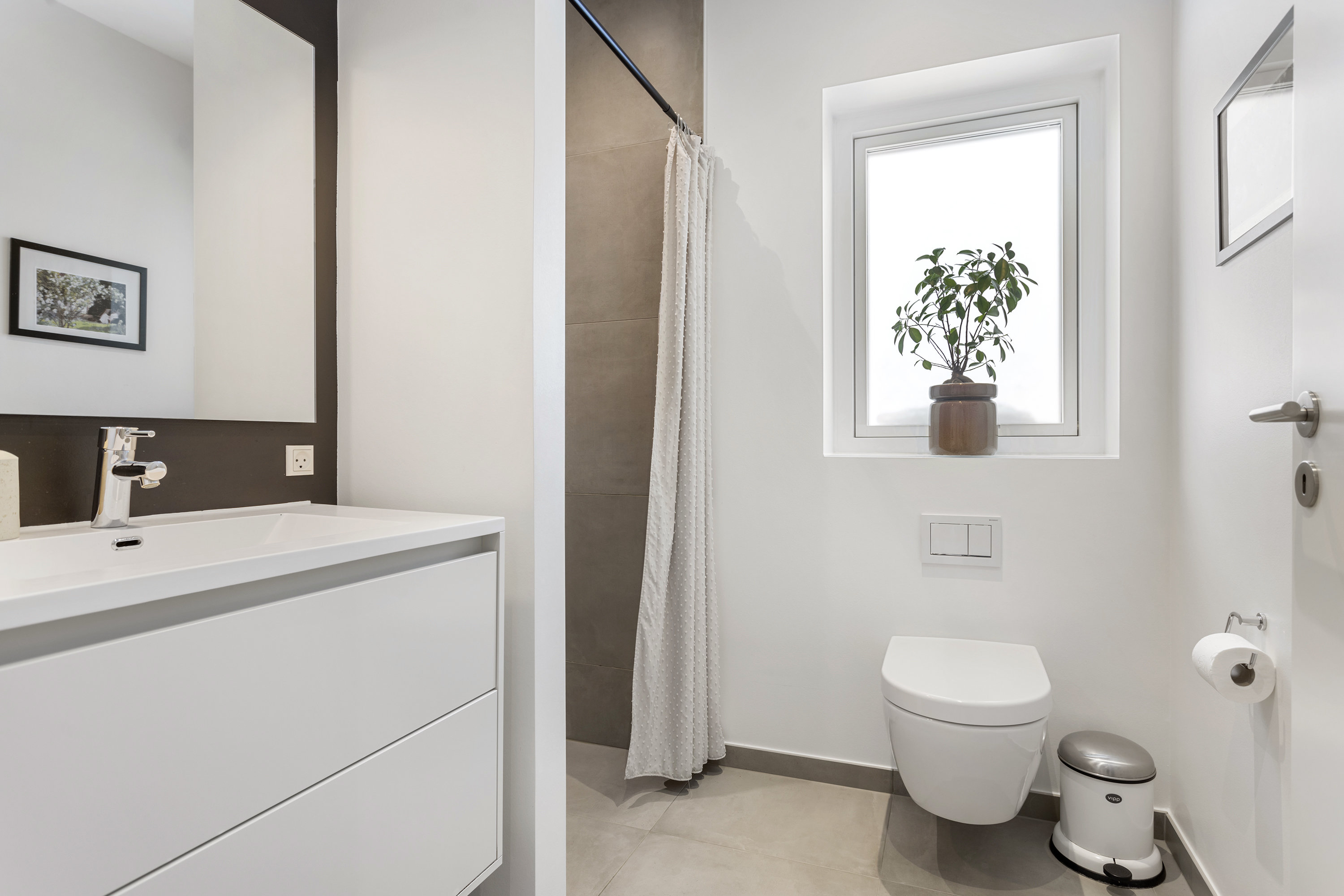 Fremhævet badeværelse billede i fuldskærmstilstand. Billede af Vesteråsene 24, 9900 Frederikshavn