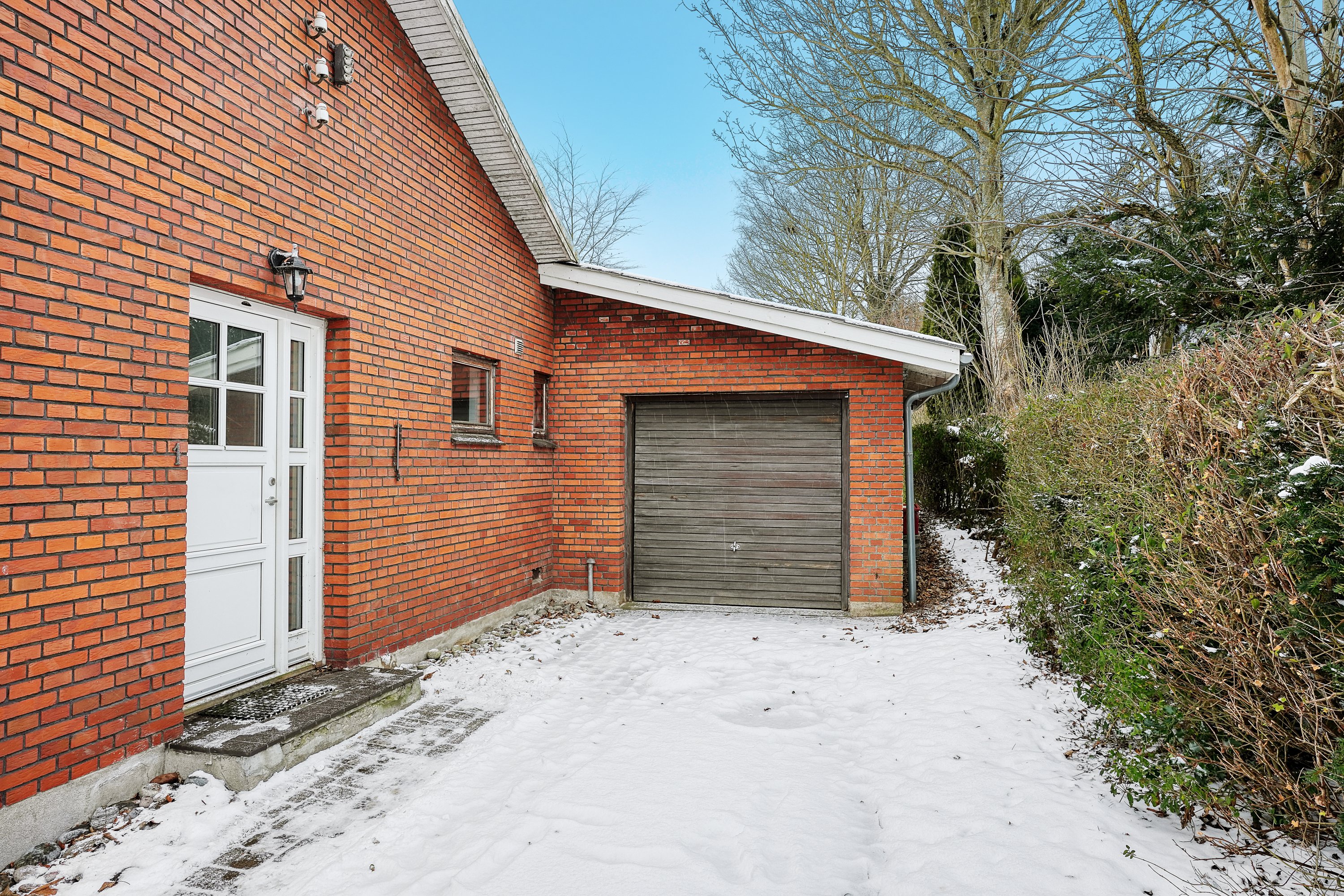 Fremhævet garage billede i fuldskærmstilstand. Billede af Pilevej 1, 4340 Tølløse