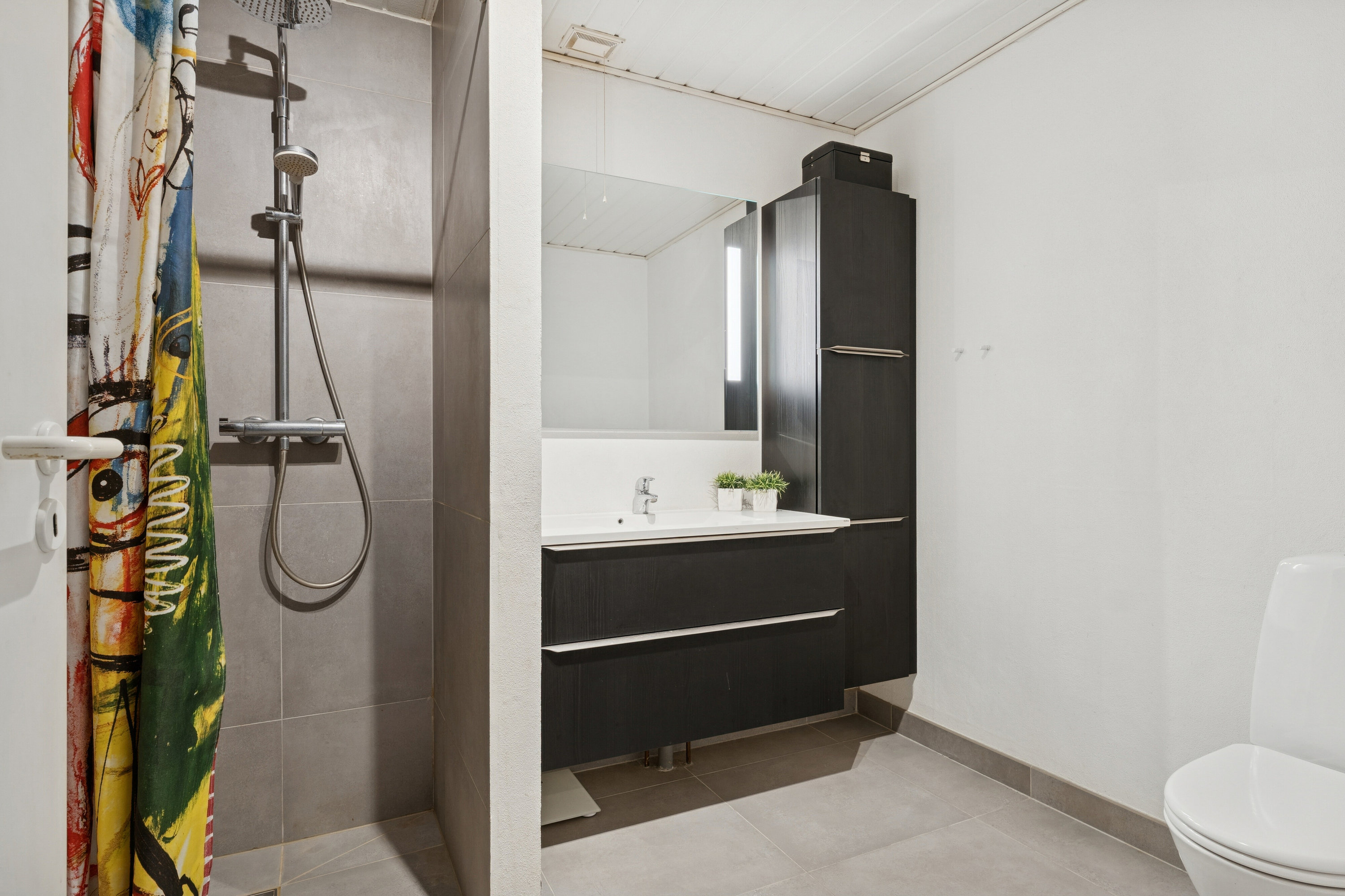 Fremhævet badeværelse billede i fuldskærmstilstand. Billede af Dronningensgade 23C, 9800 Hjørring