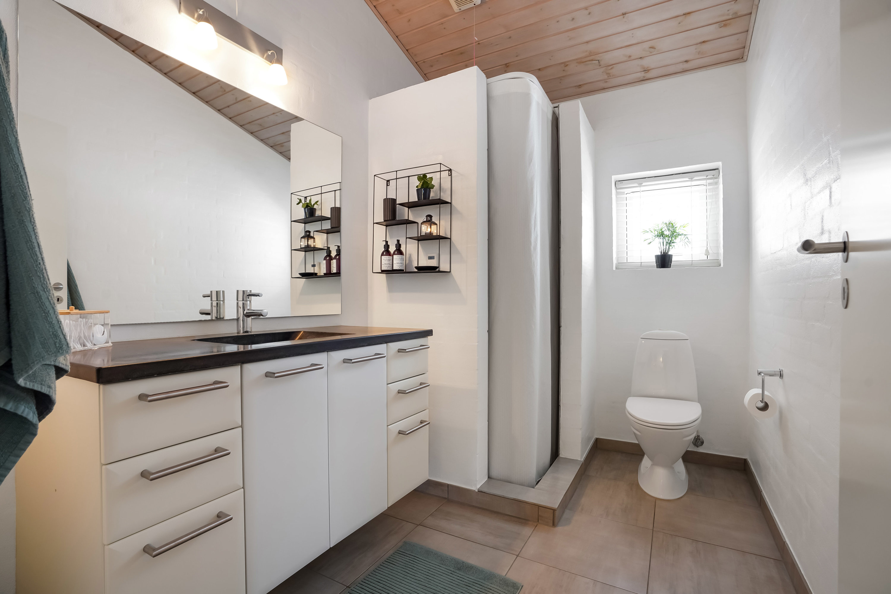 Fremhævet badeværelse billede i fuldskærmstilstand. Billede af Guldager 2, Ølholm, 7160 Tørring