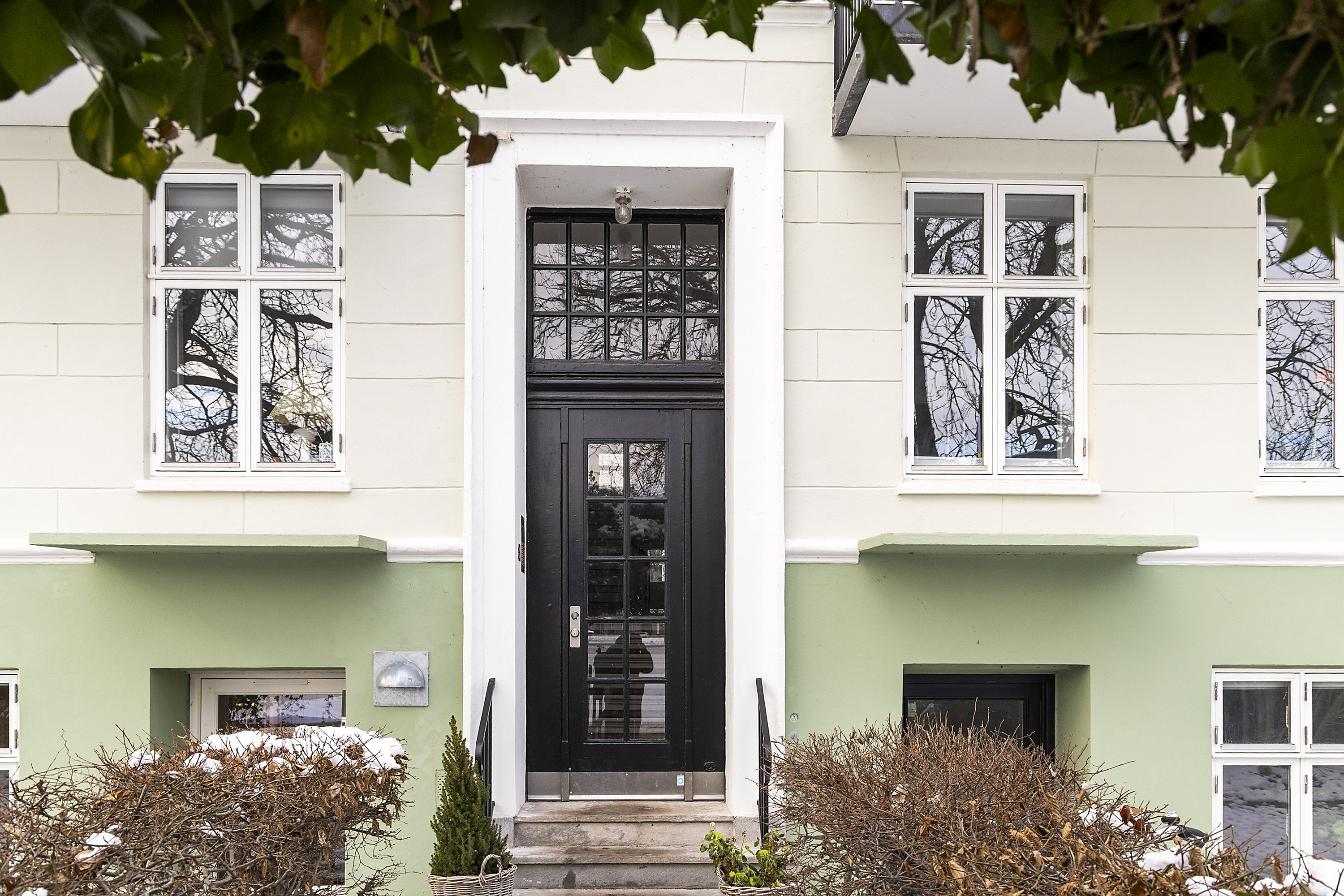 Fremhævet indgangsparti billede i fuldskærmstilstand. Billede af Peblinge Dossering 20, 3. tv., 2200 København N