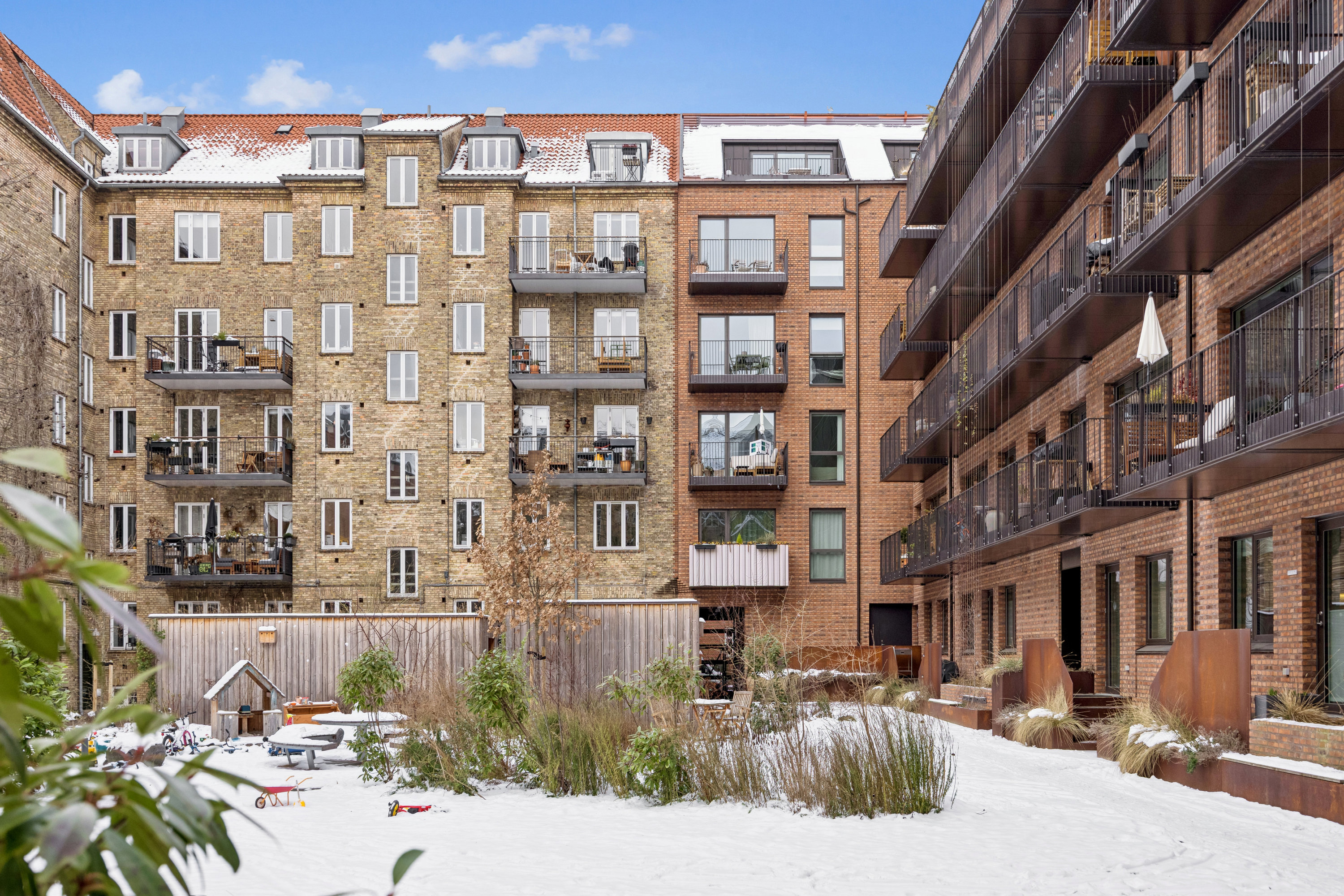 Fremhævet gårdmiljø billede i fuldskærmstilstand. Billede af Fuglebakkevej 88A, 2. tv., 2000 Frederiksberg