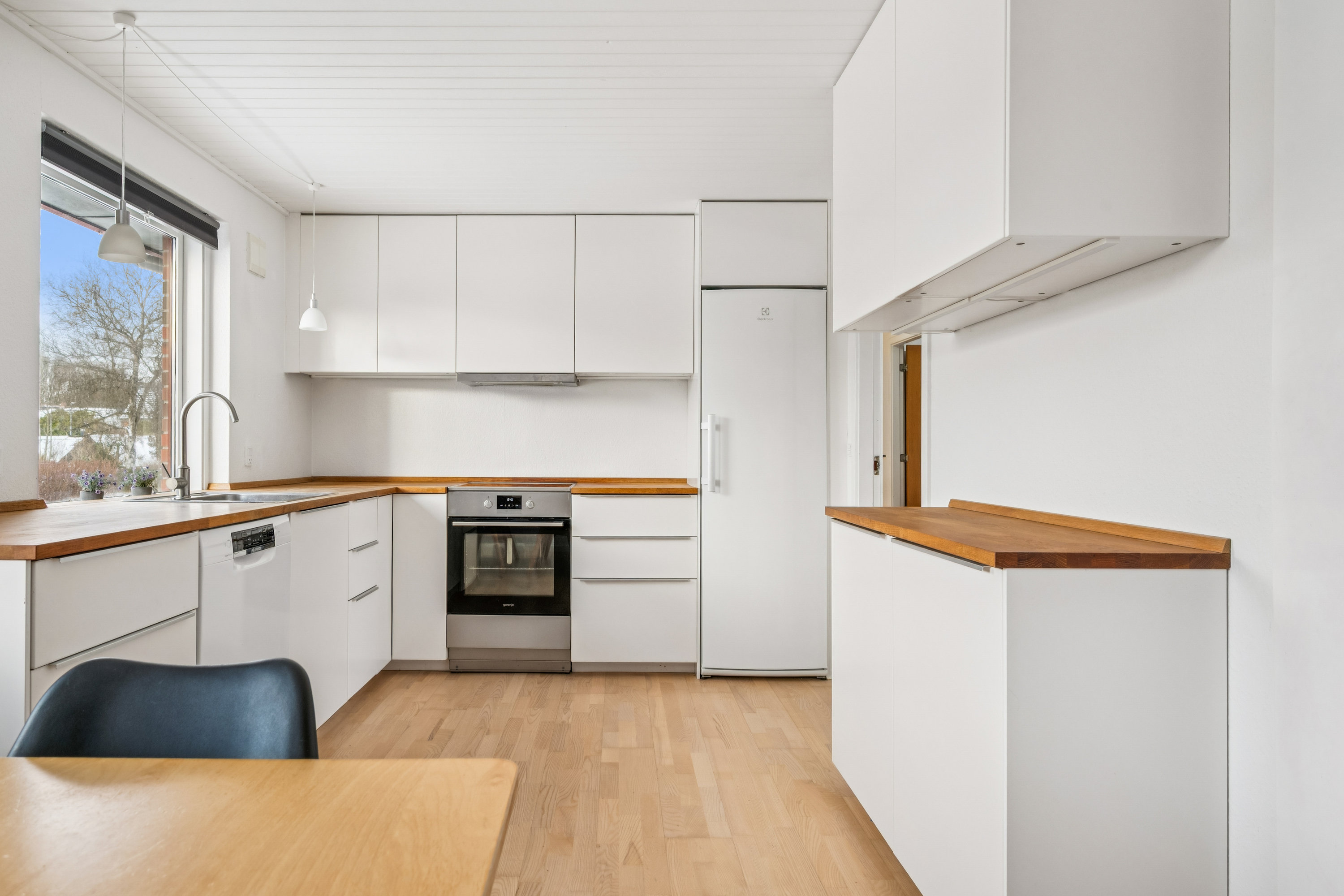 Miniaturebillede 2: køkken. Billede af Ruholmsvej 15, Vitten, 8382 Hinnerup