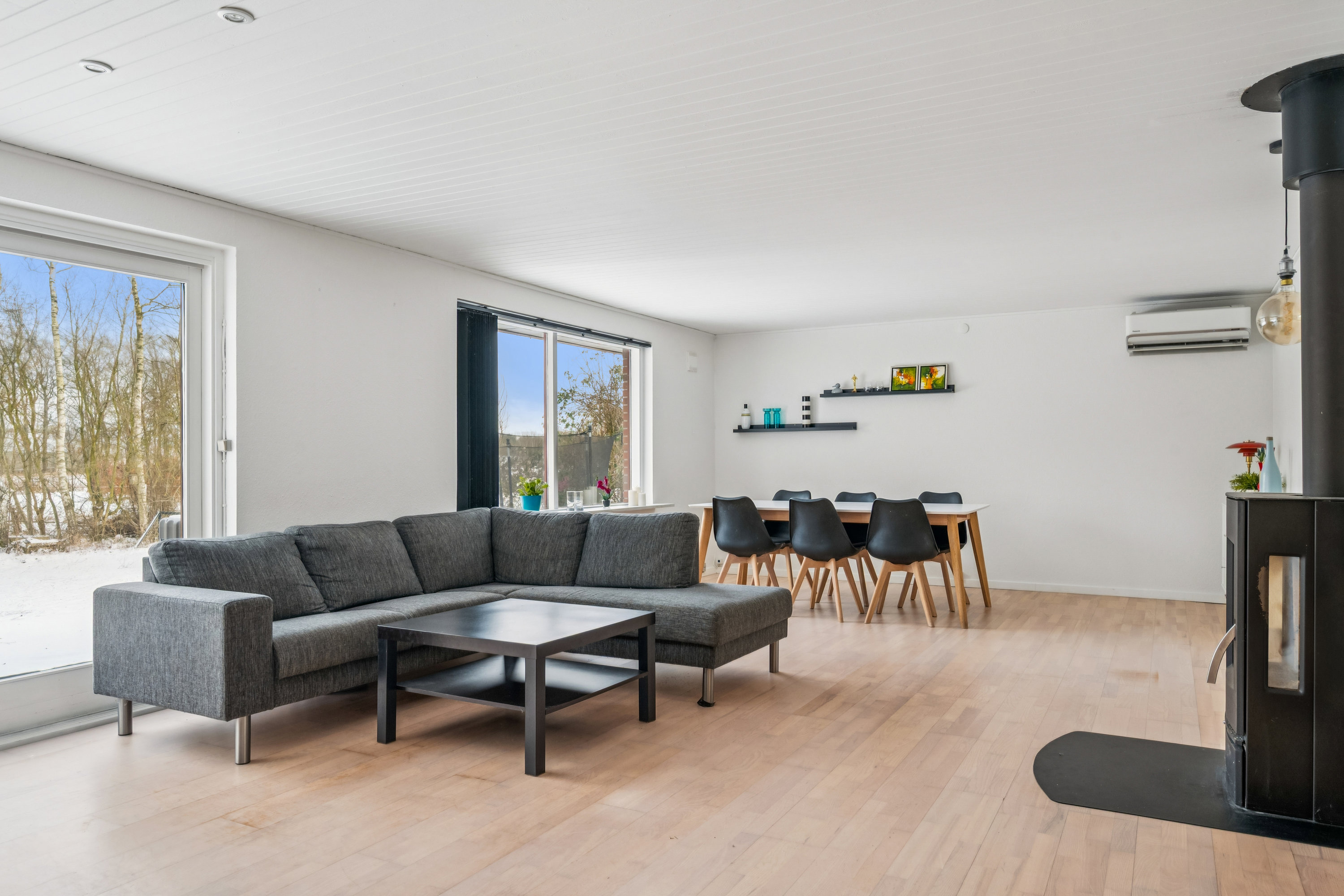 Fremhævet stue billede i fuldskærmstilstand. Billede af Ruholmsvej 15, Vitten, 8382 Hinnerup