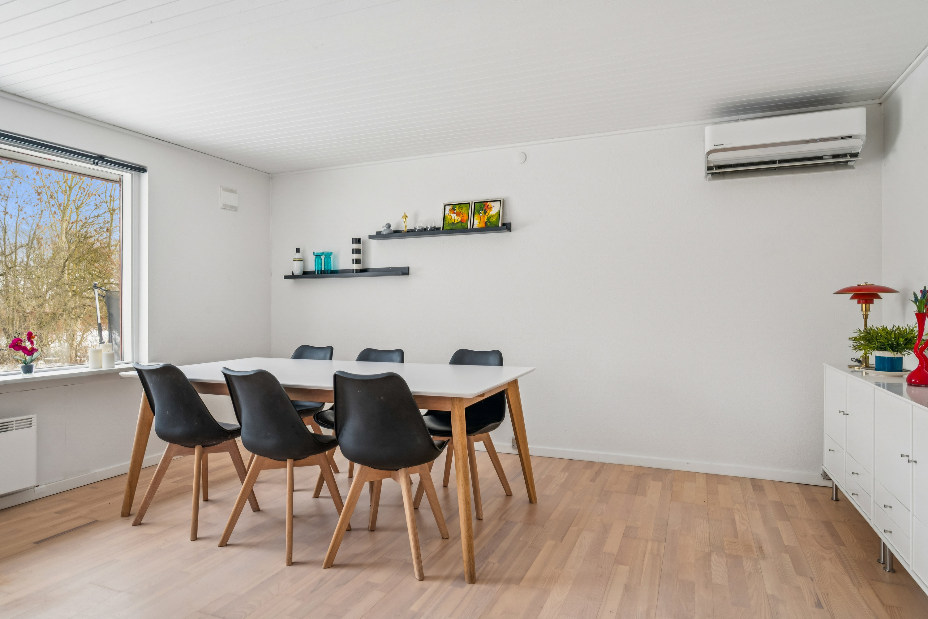 Fremhævet stue billede i fuldskærmstilstand. Billede af Ruholmsvej 15, Vitten, 8382 Hinnerup