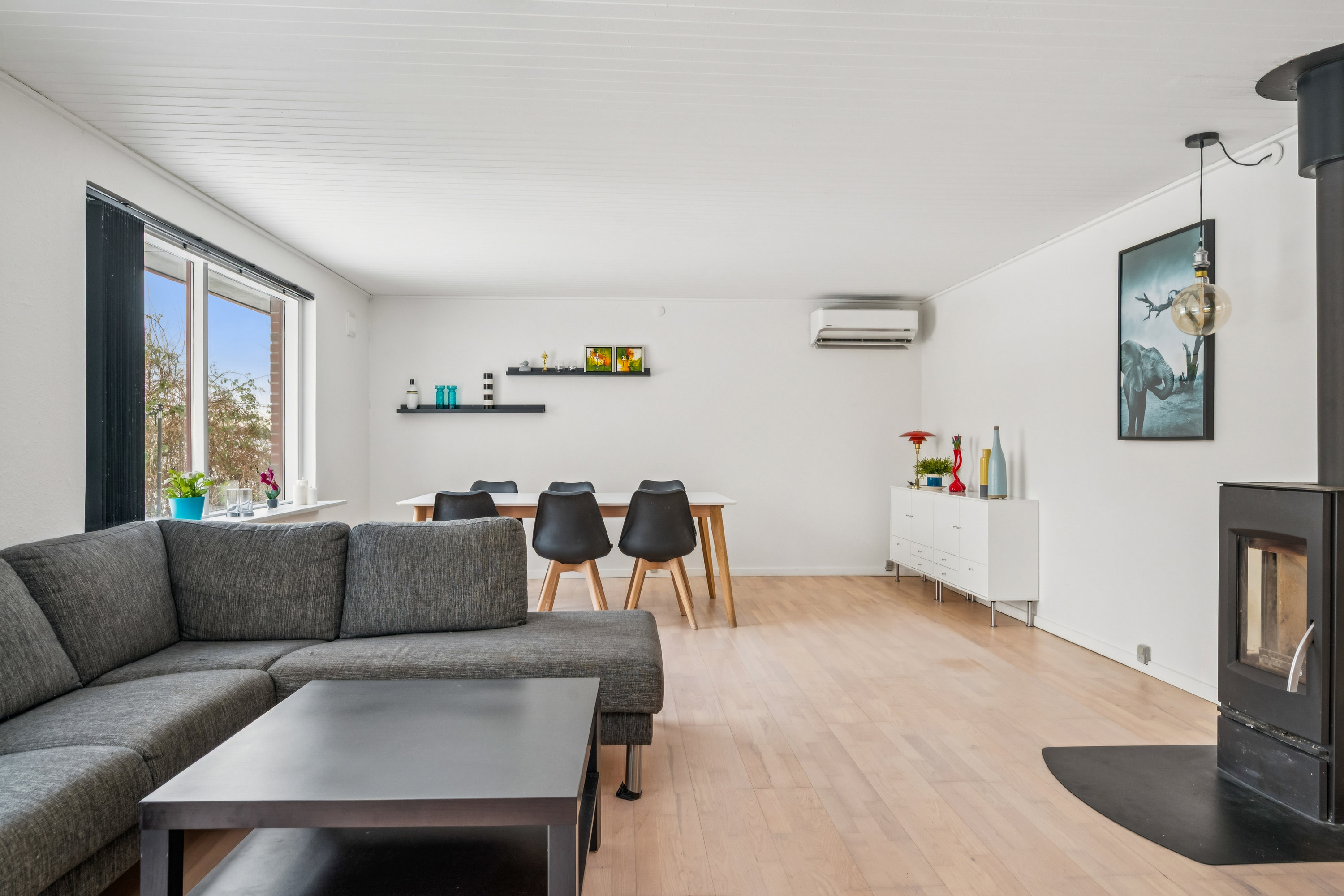 Fremhævet stue billede i fuldskærmstilstand. Billede af Ruholmsvej 15, Vitten, 8382 Hinnerup