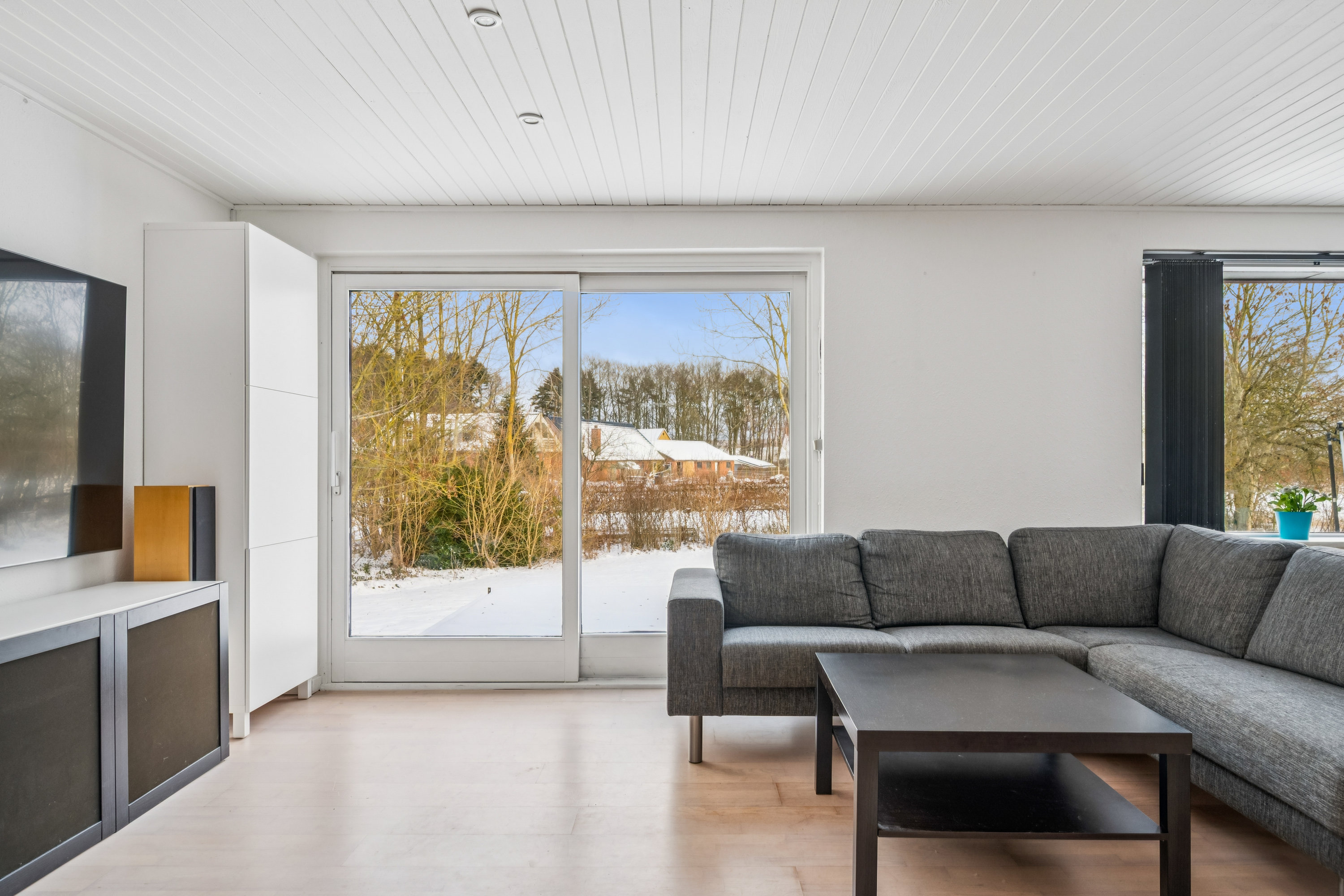 Fremhævet stue billede i fuldskærmstilstand. Billede af Ruholmsvej 15, Vitten, 8382 Hinnerup