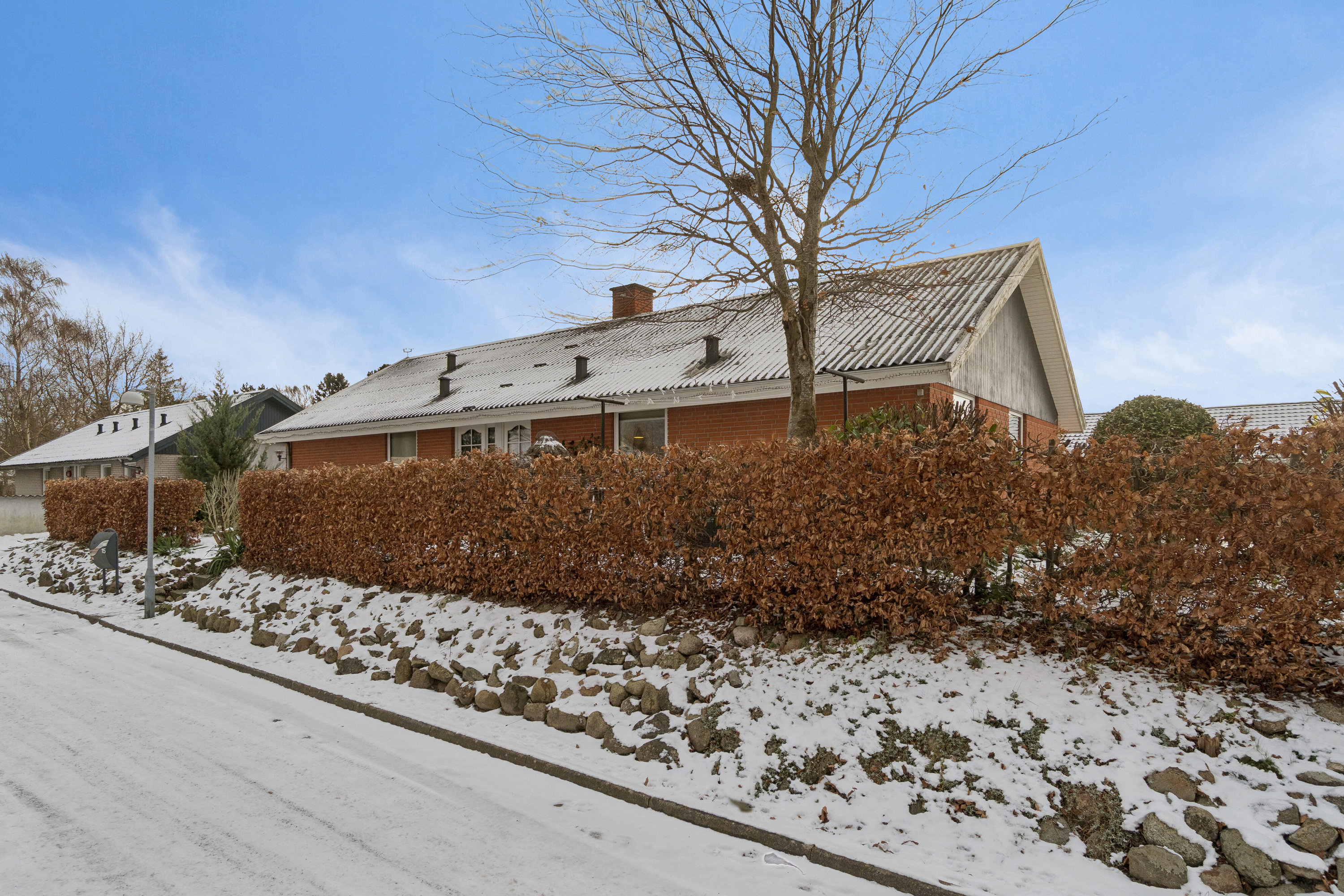 Miniaturebillede 1: set fra vejen. Billede af Fasanvej 15, Viemose, 4771 Kalvehave