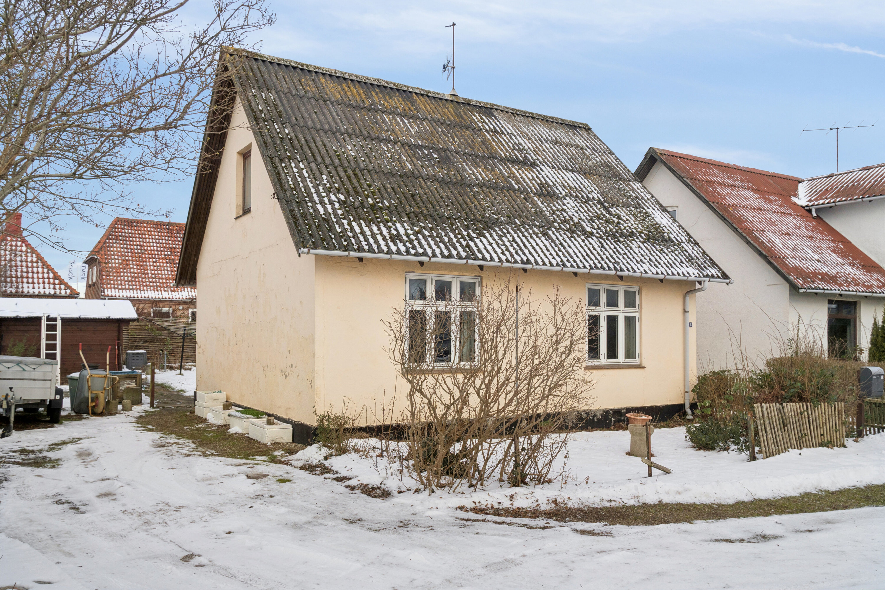 Fremhævet udendørs billede i fuldskærmstilstand. Billede af Henriks Alle 8, 4400 Kalundborg